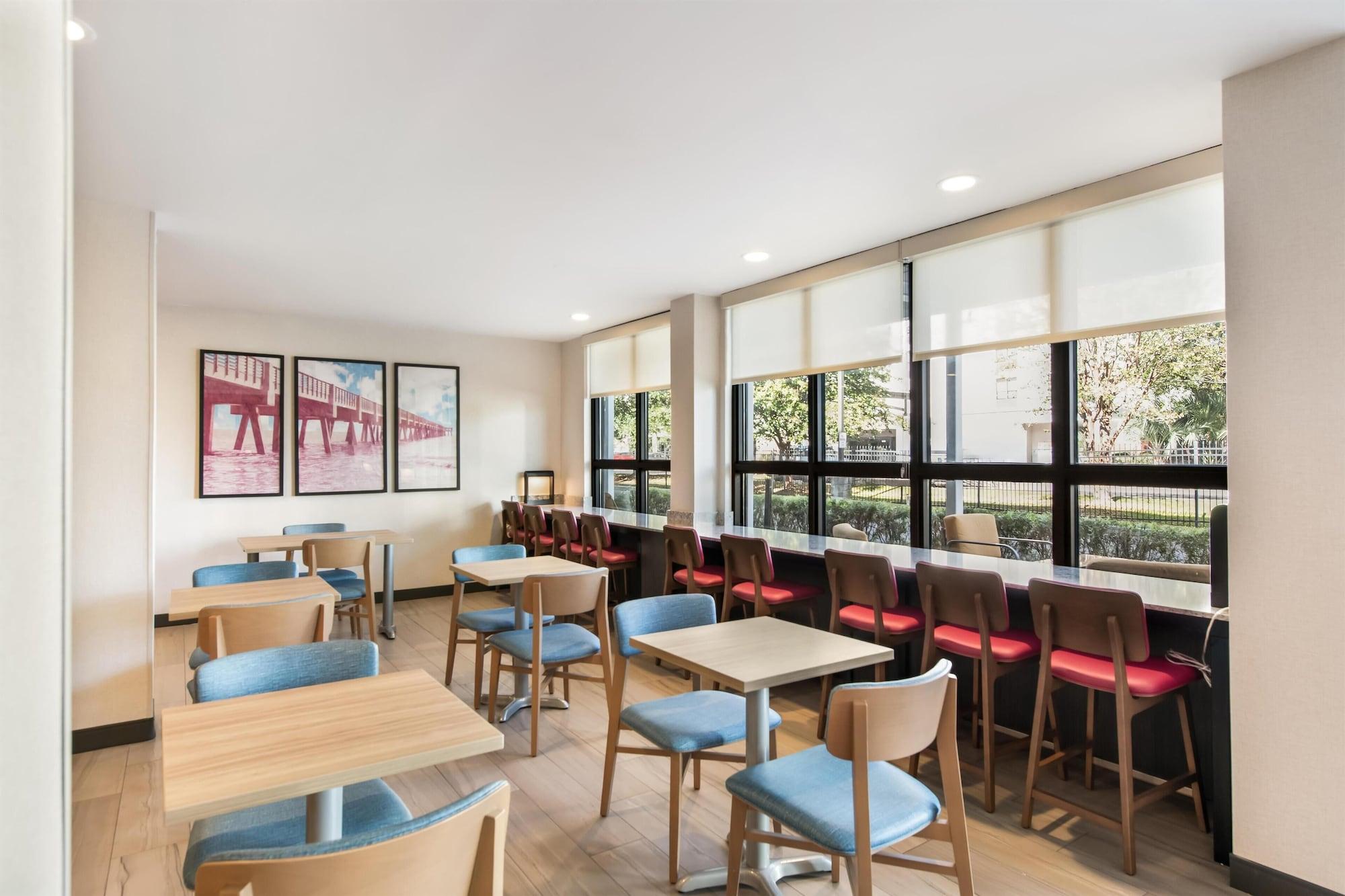 Vista Lobby Home2 Suites by Hilton Pensacola I-10 at North Davis Hwy