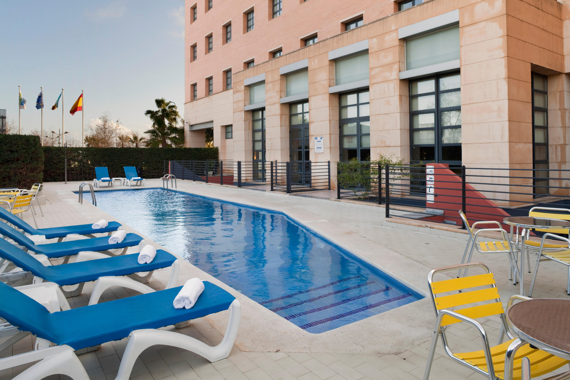 Vista Piscina Holiday Inn Express Valencia Ciudad de las Ciencias by IHG