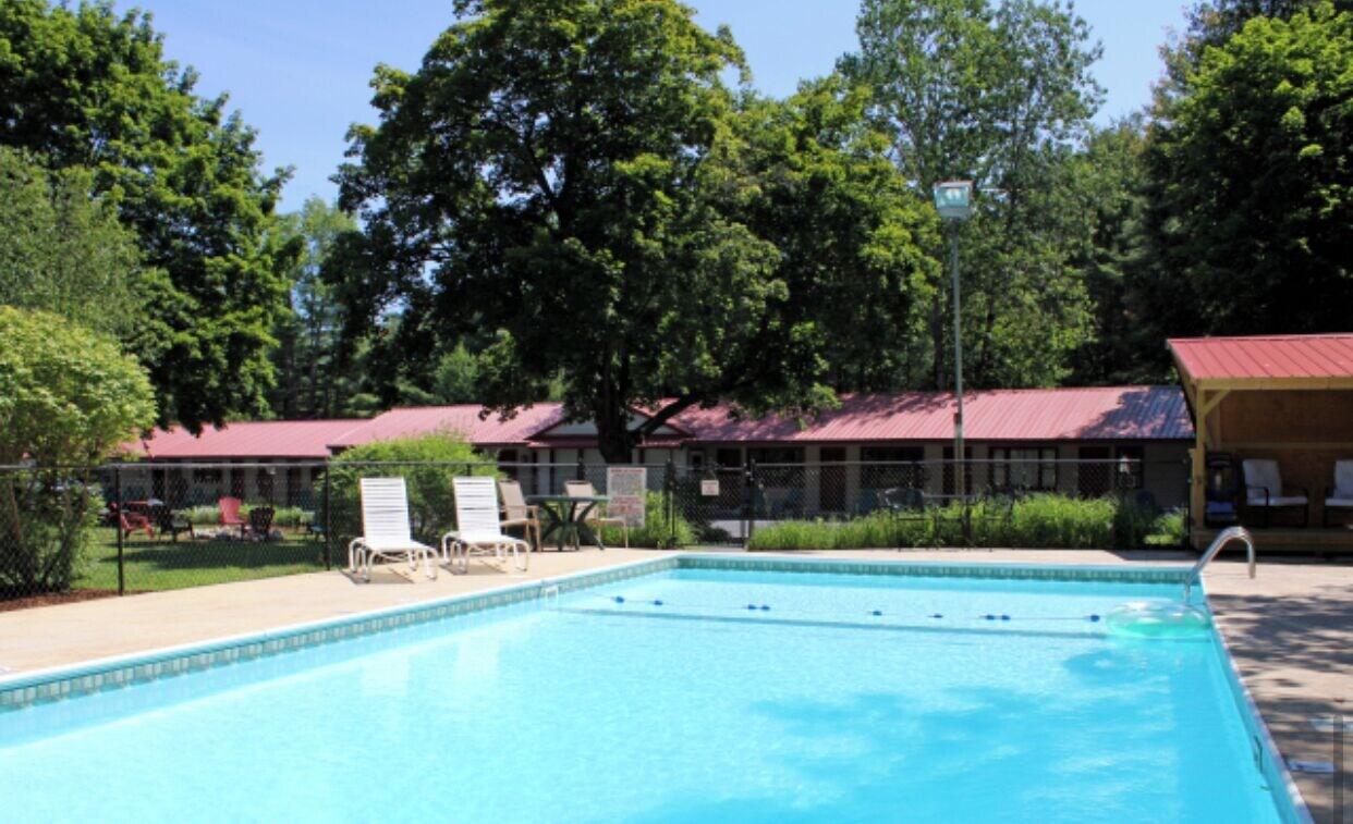 Vista Piscina Luzerne Court Motel