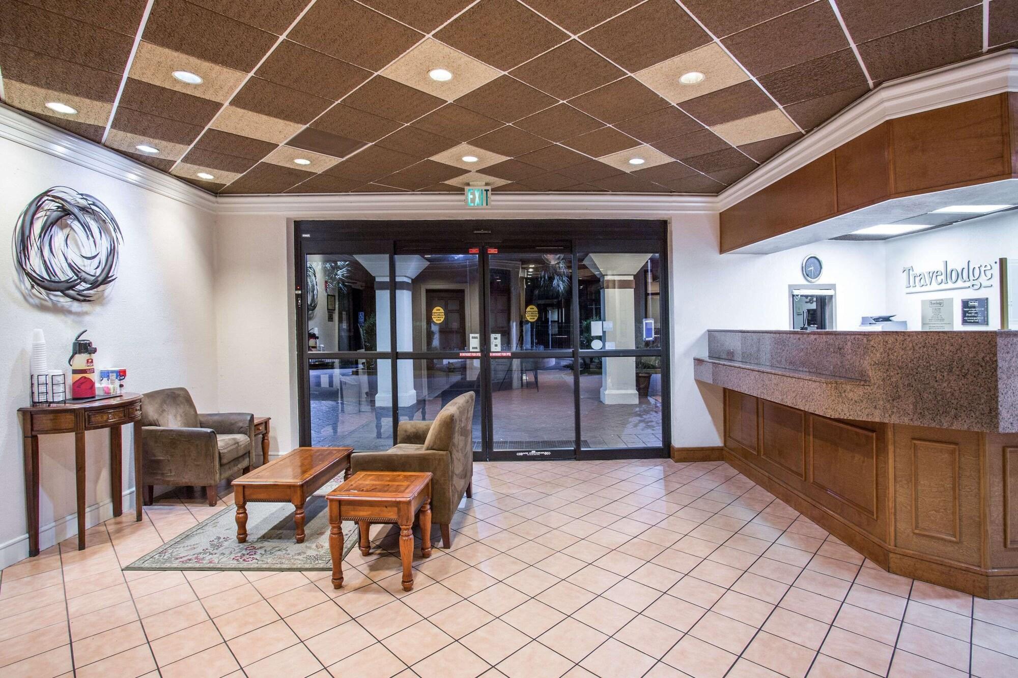 Vista Lobby Travelodge by Wyndham Deltona