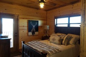 Alquiler Vacacional - 5-Star Private Cabin on 450+ acre gated/high fenced game ranch