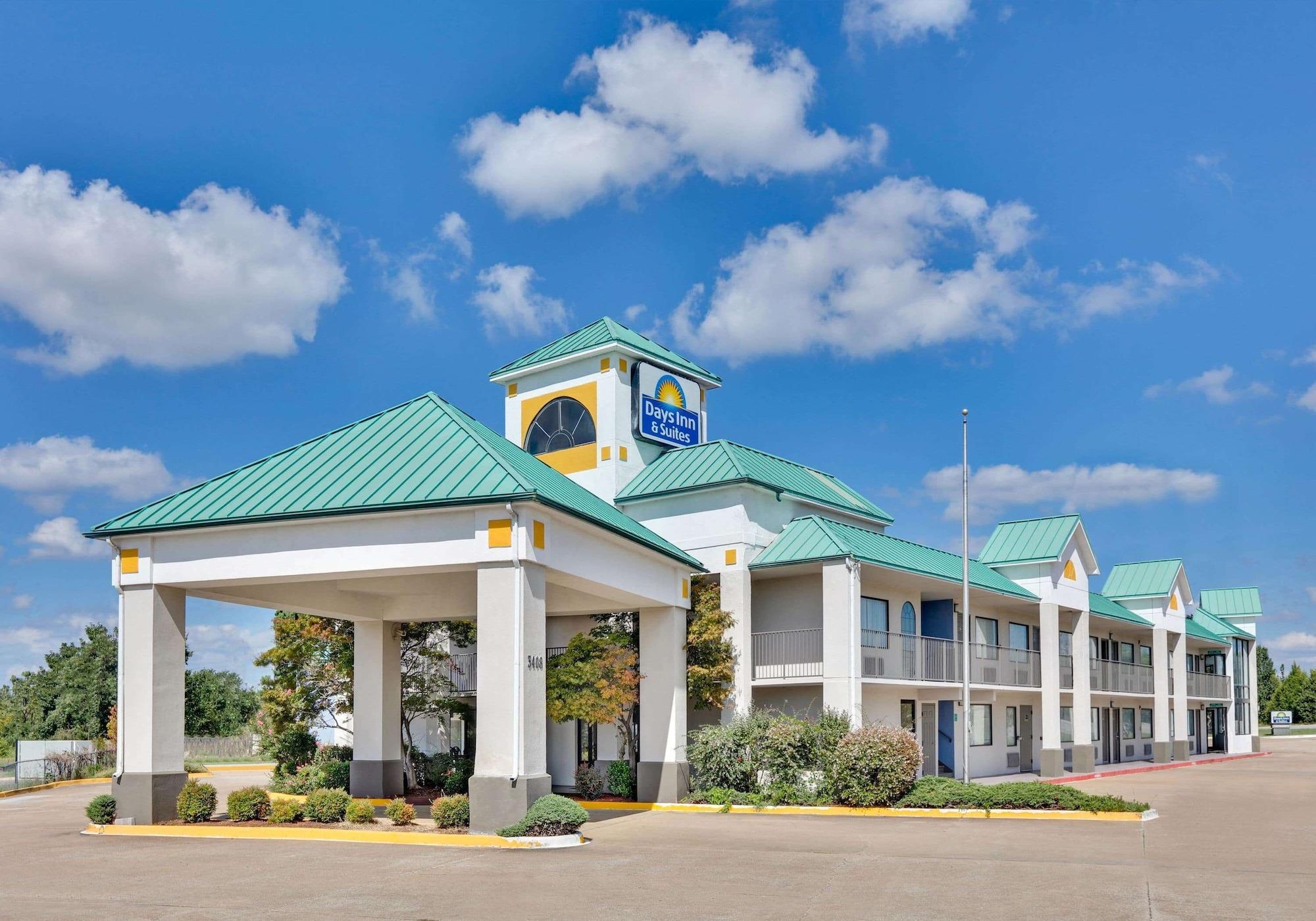 Vista Exterior Days Inn & Suites by Wyndham Bentonville