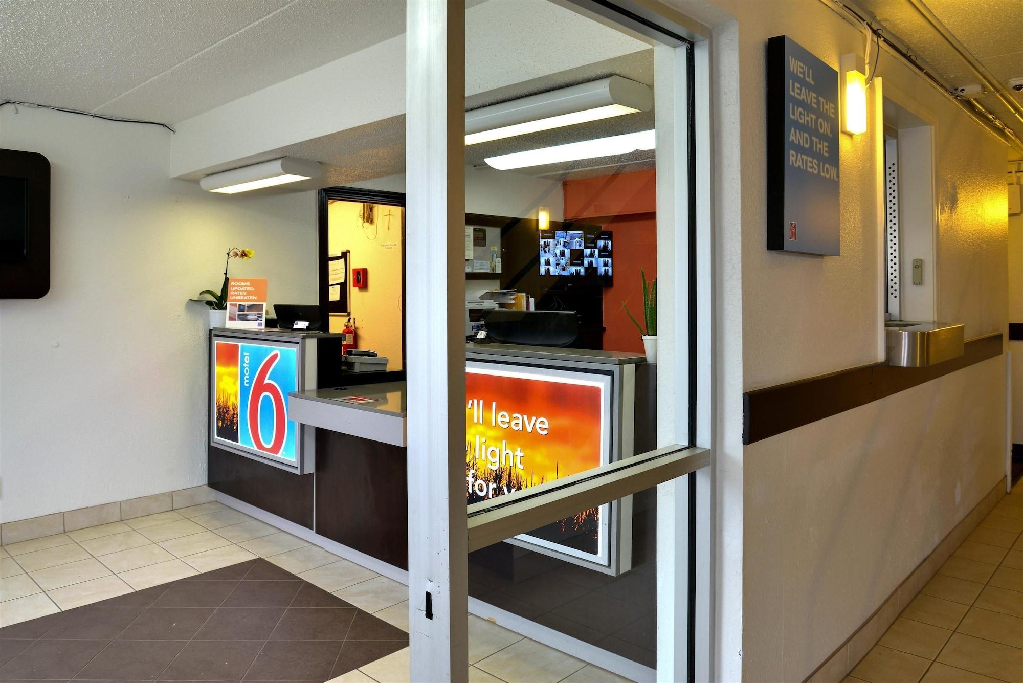 Bar/Salón Motel 6 Toledo, OH