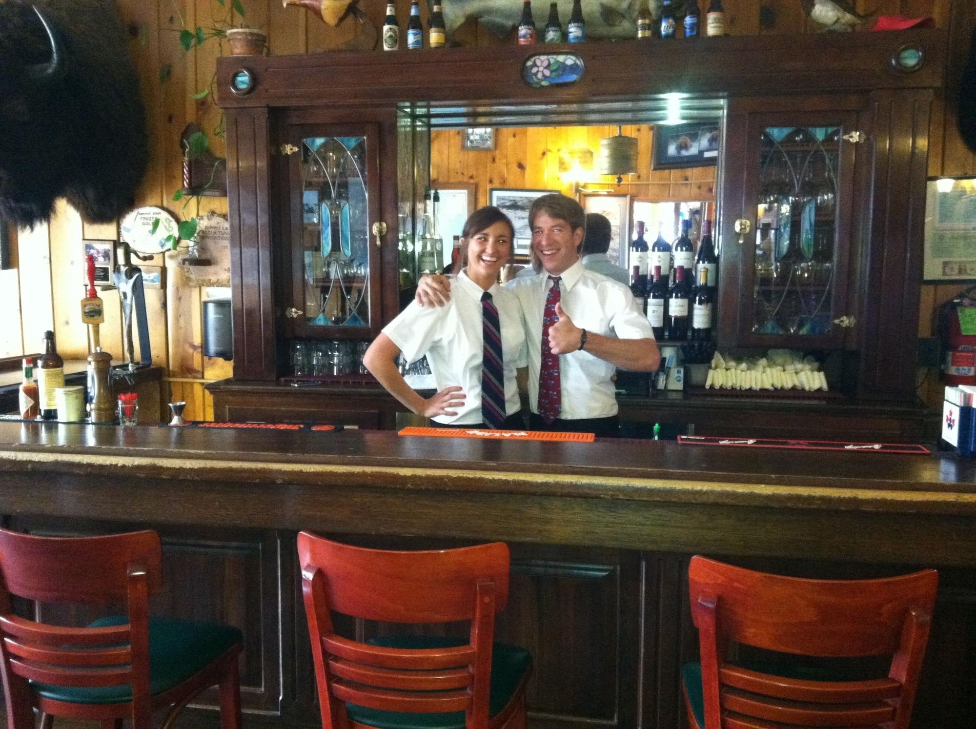 Bar/Salón Summit Lake Lodge