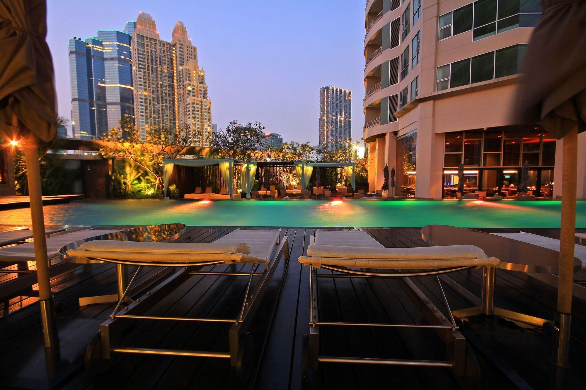 Vista da piscina Anantara Sathorn Bangkok Hotel