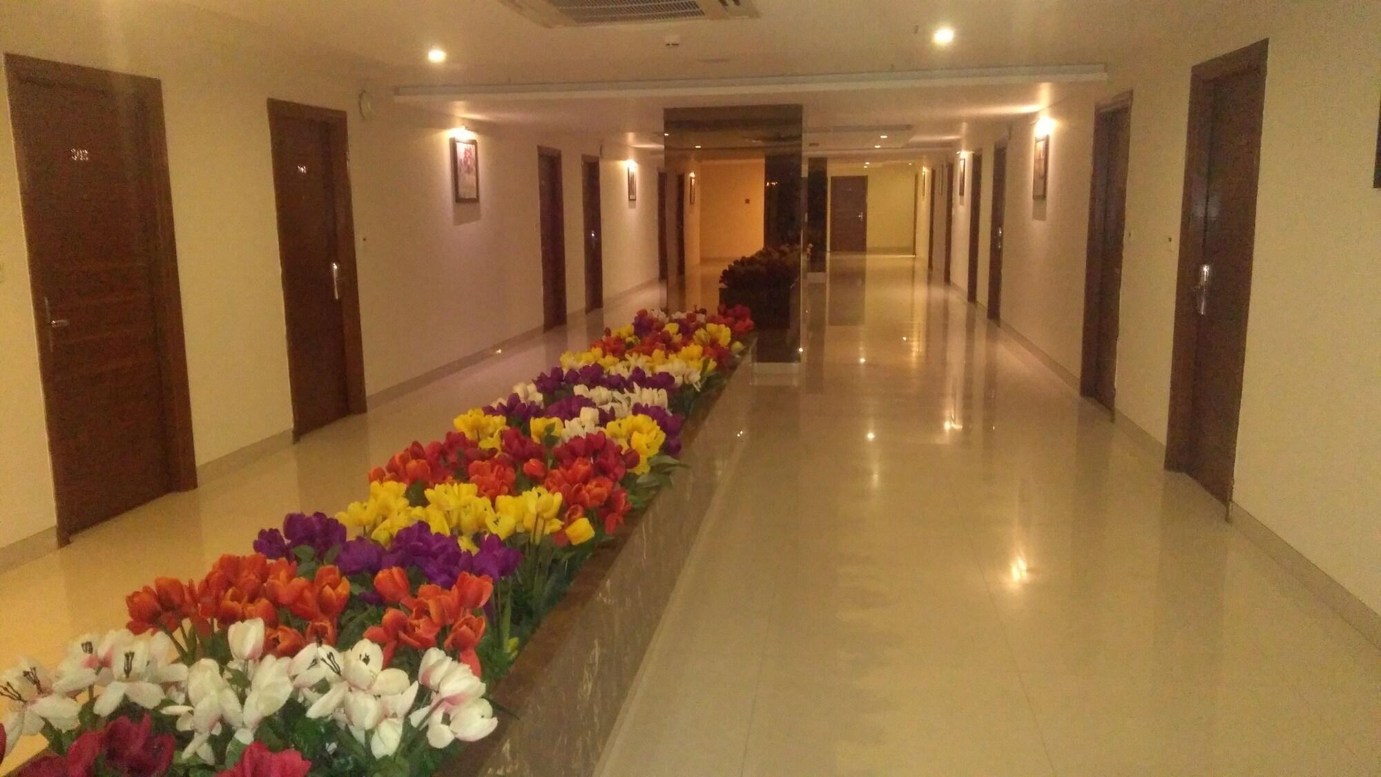 Vista Exterior Iroomz Sasya Pride