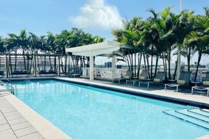 Alquiler Vacacional - Sunset Views • Immaculate LRG BR • Rooftop Pool Lounge • Chic MIA • FREE Parking