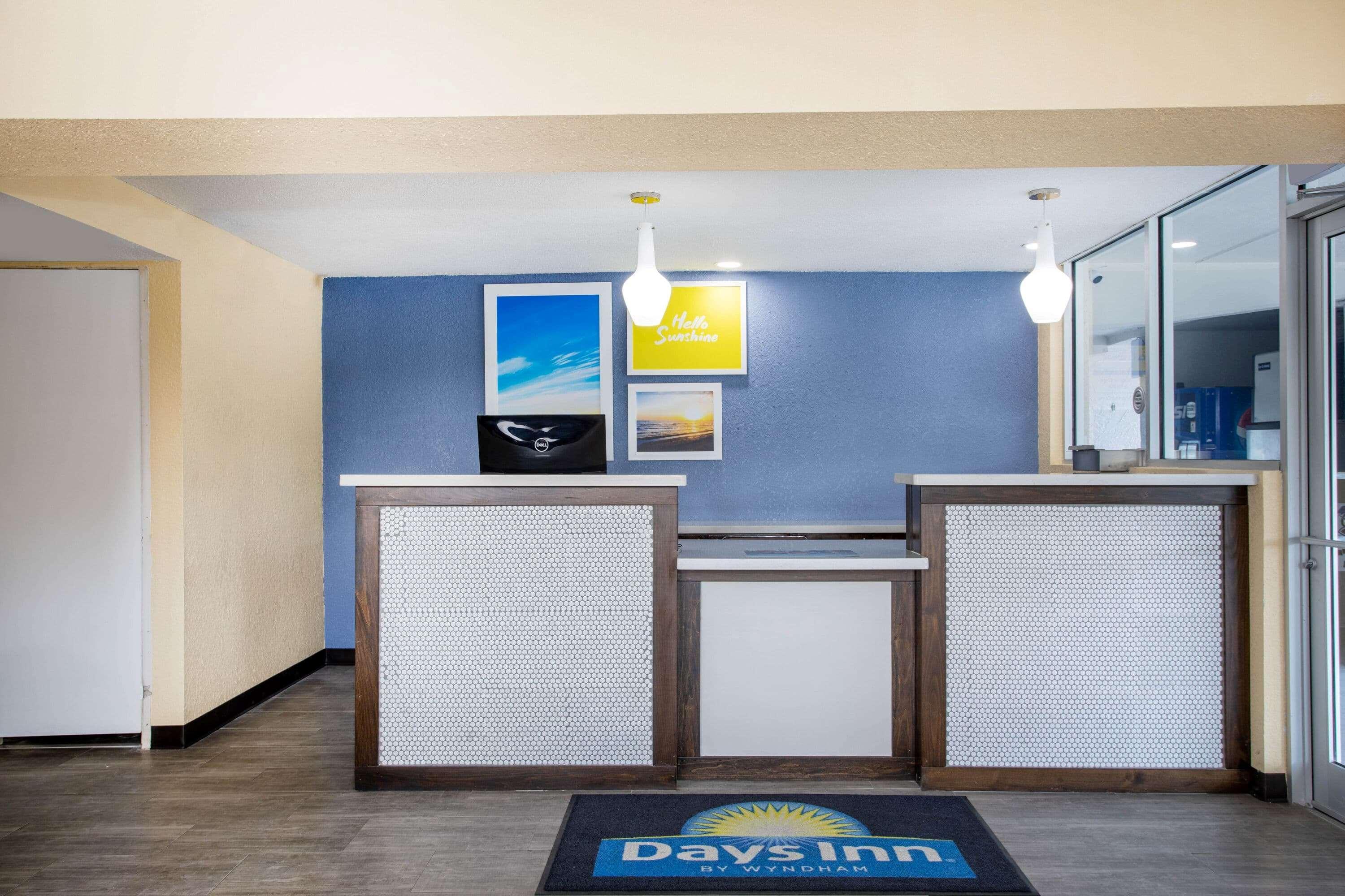 Vista Lobby Days Inn By Wyndham Apopka Orlando