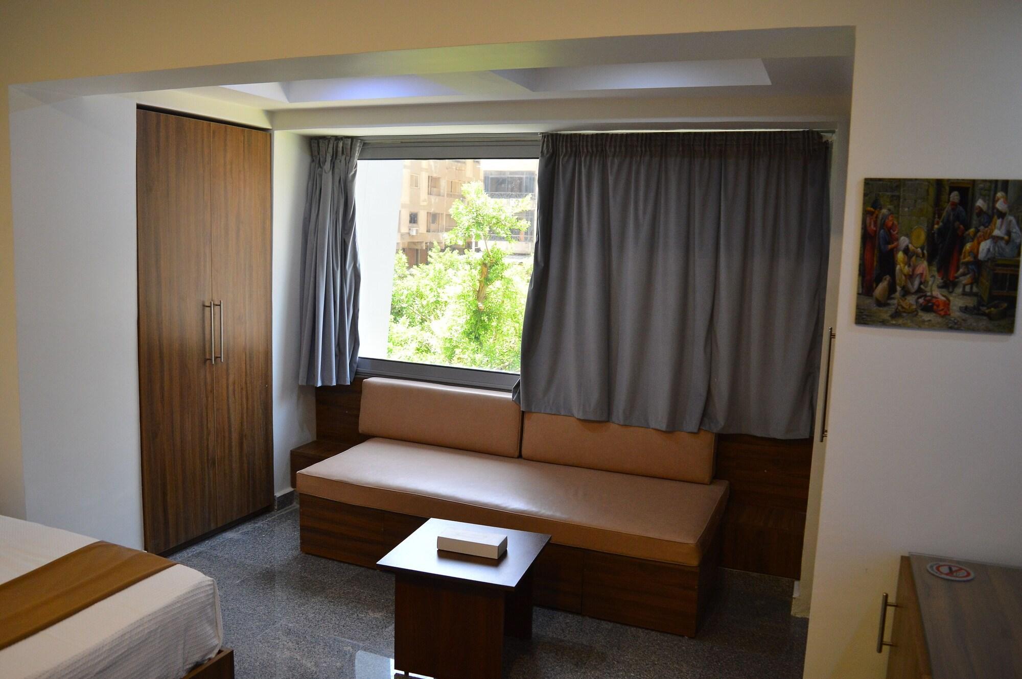 Varios Royal Inn Residence