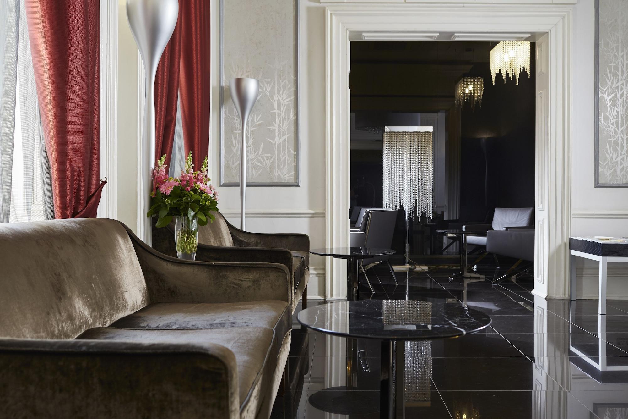 Vista Lobby The Queen's Gate Hotel