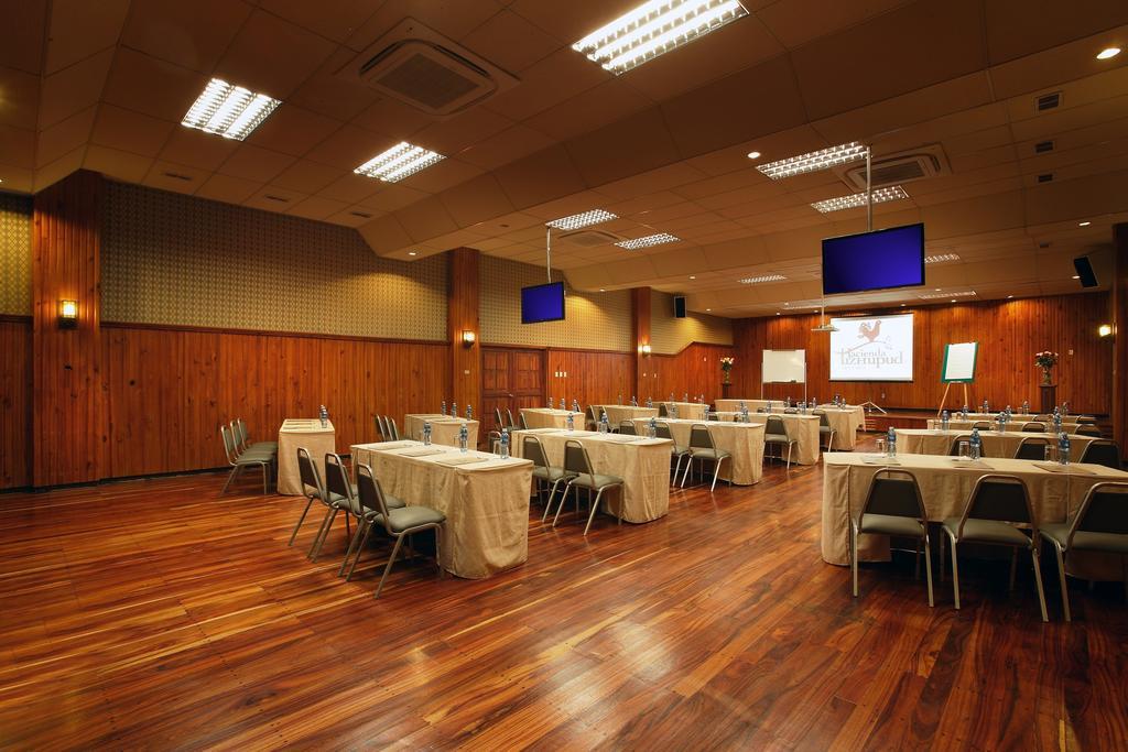 Sala de Reuniones HOTEL HACIENDA UZHUPUD