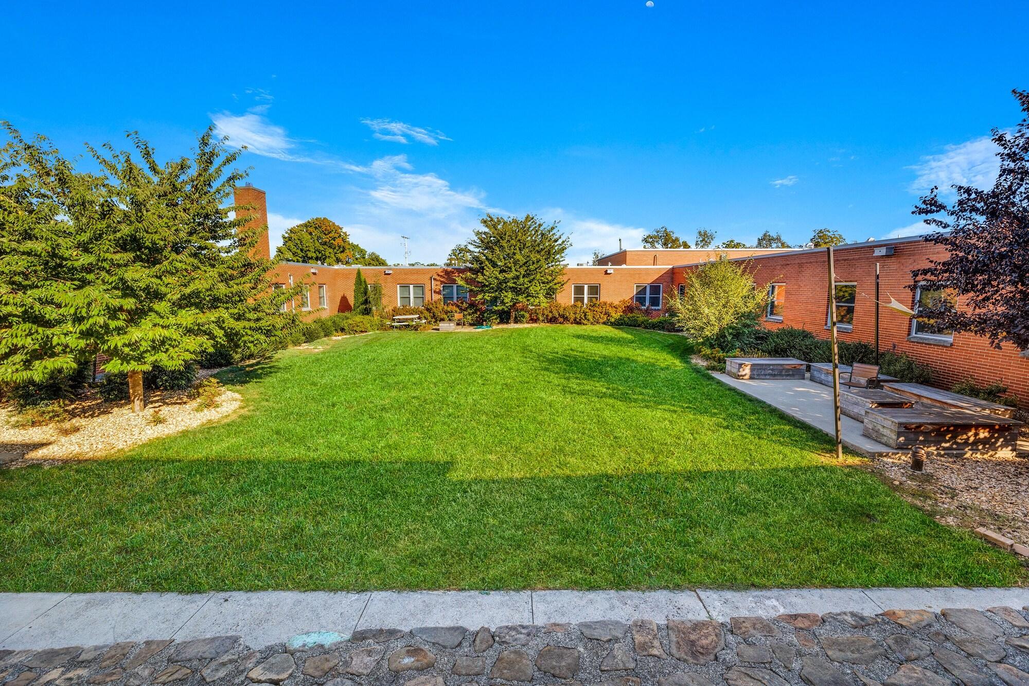 Vista Exterior The West End Flats