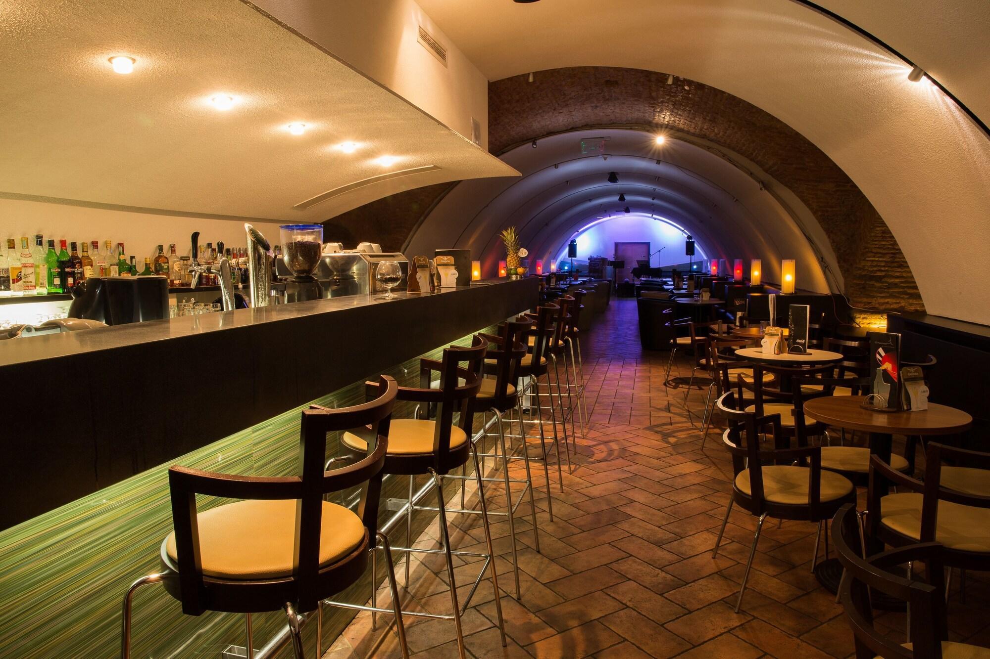 Bar/Salón CE Plaza Hotel