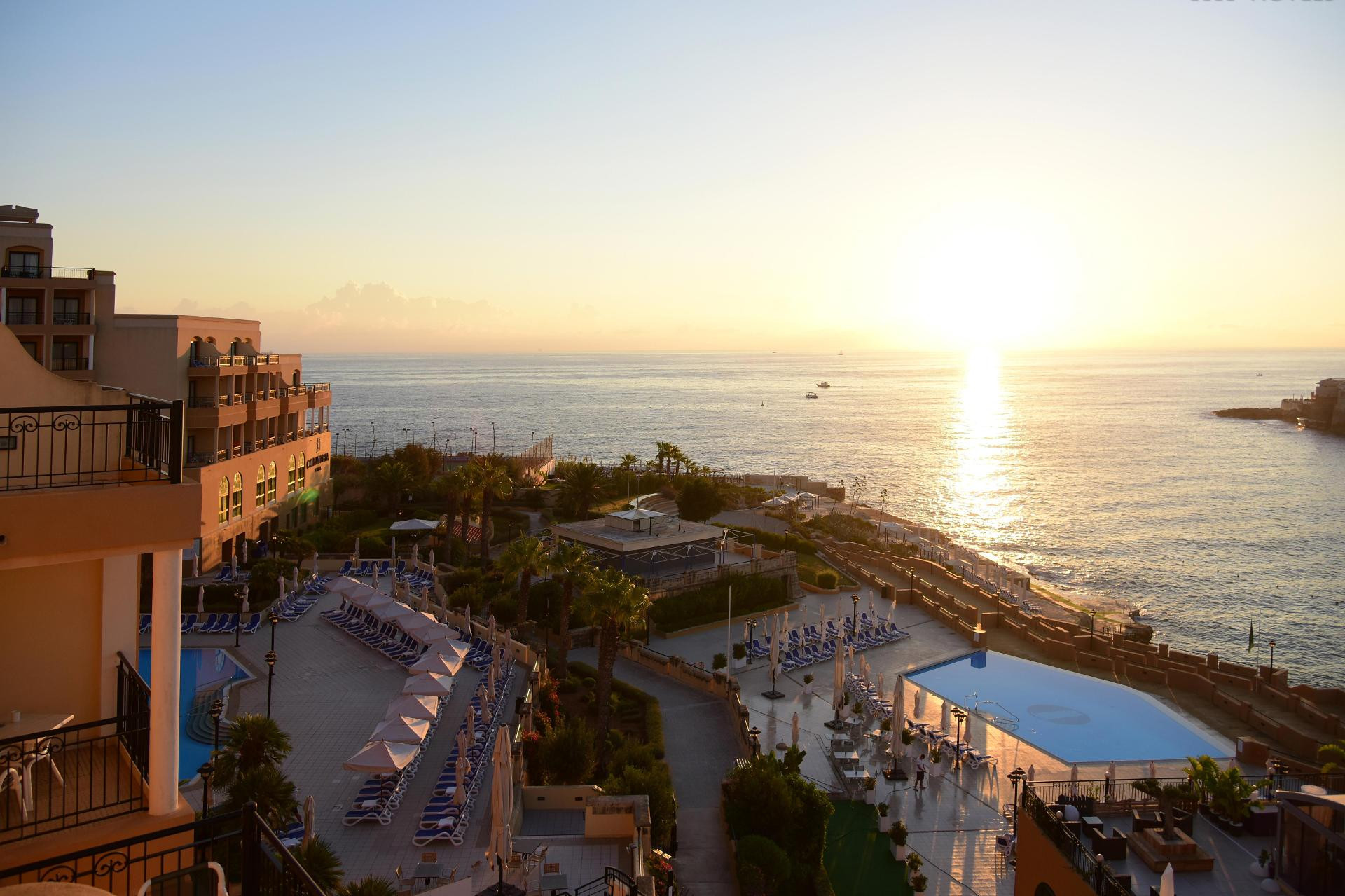 Vista Exterior Corinthia St George's Bay