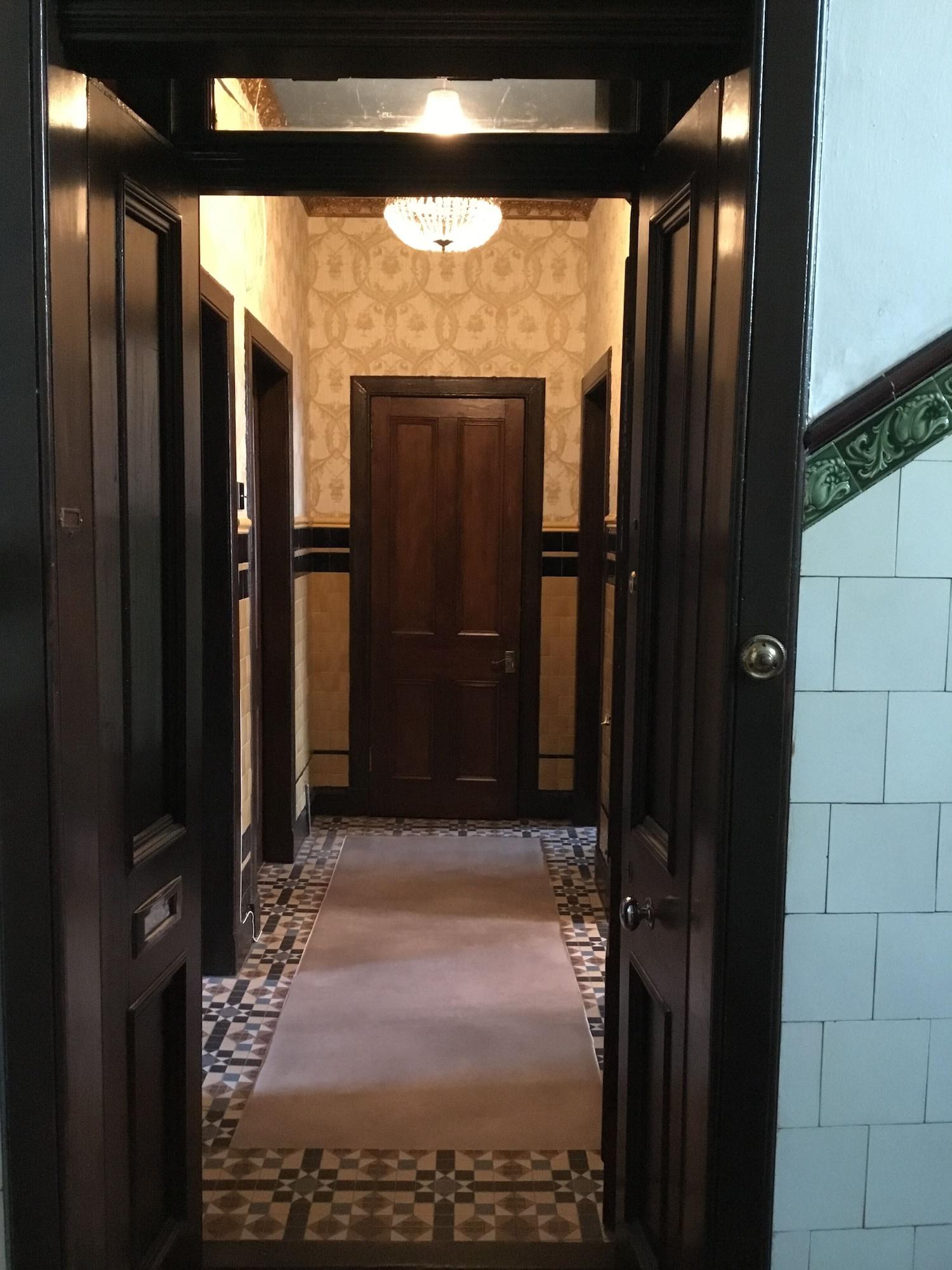 Vista Lobby Two Bedroom Victorian Flat in the Centre of Port Glasgow Close to all Amenities ...........