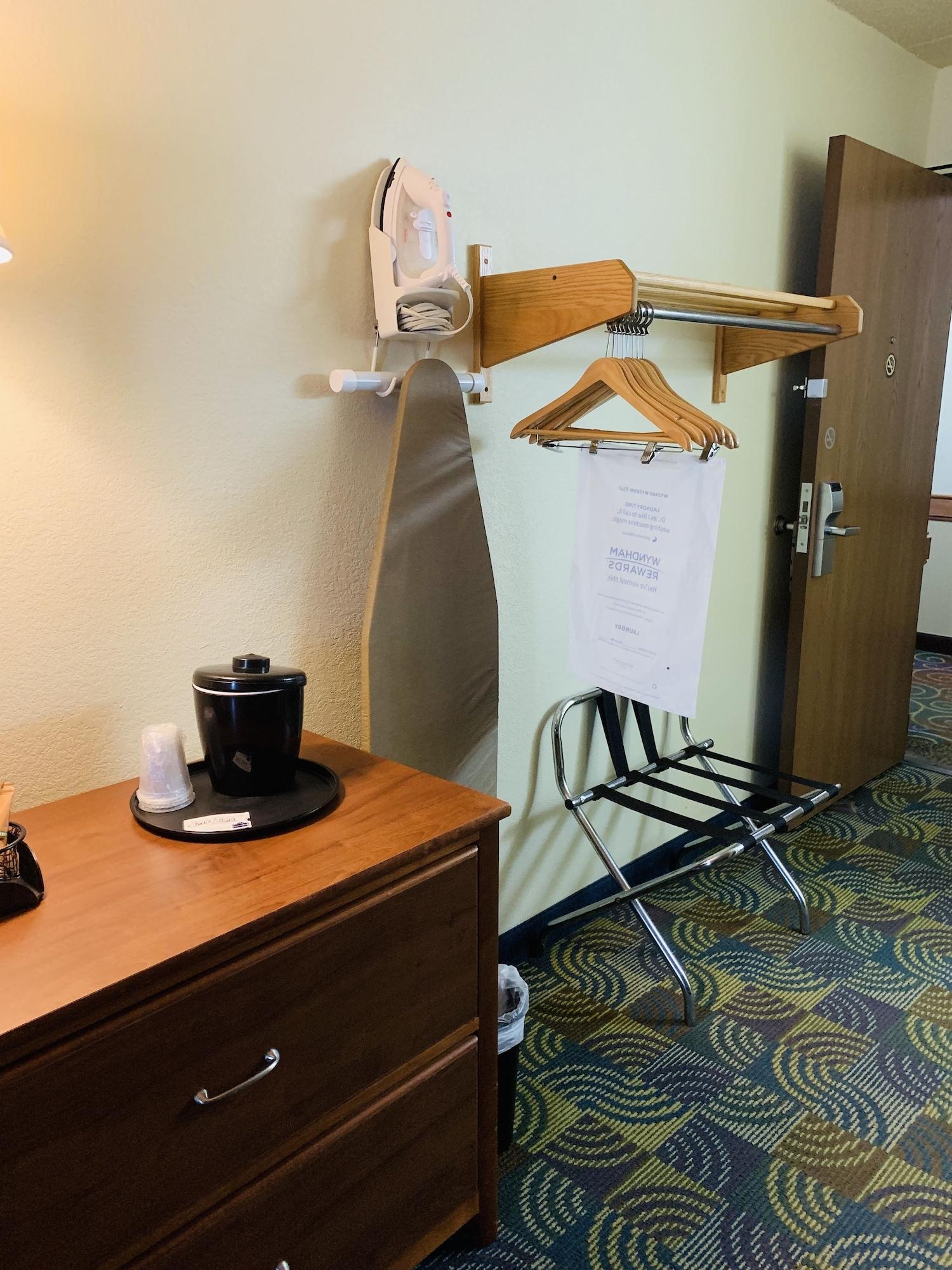 Habitación AmericInn by Wyndham Kewanee