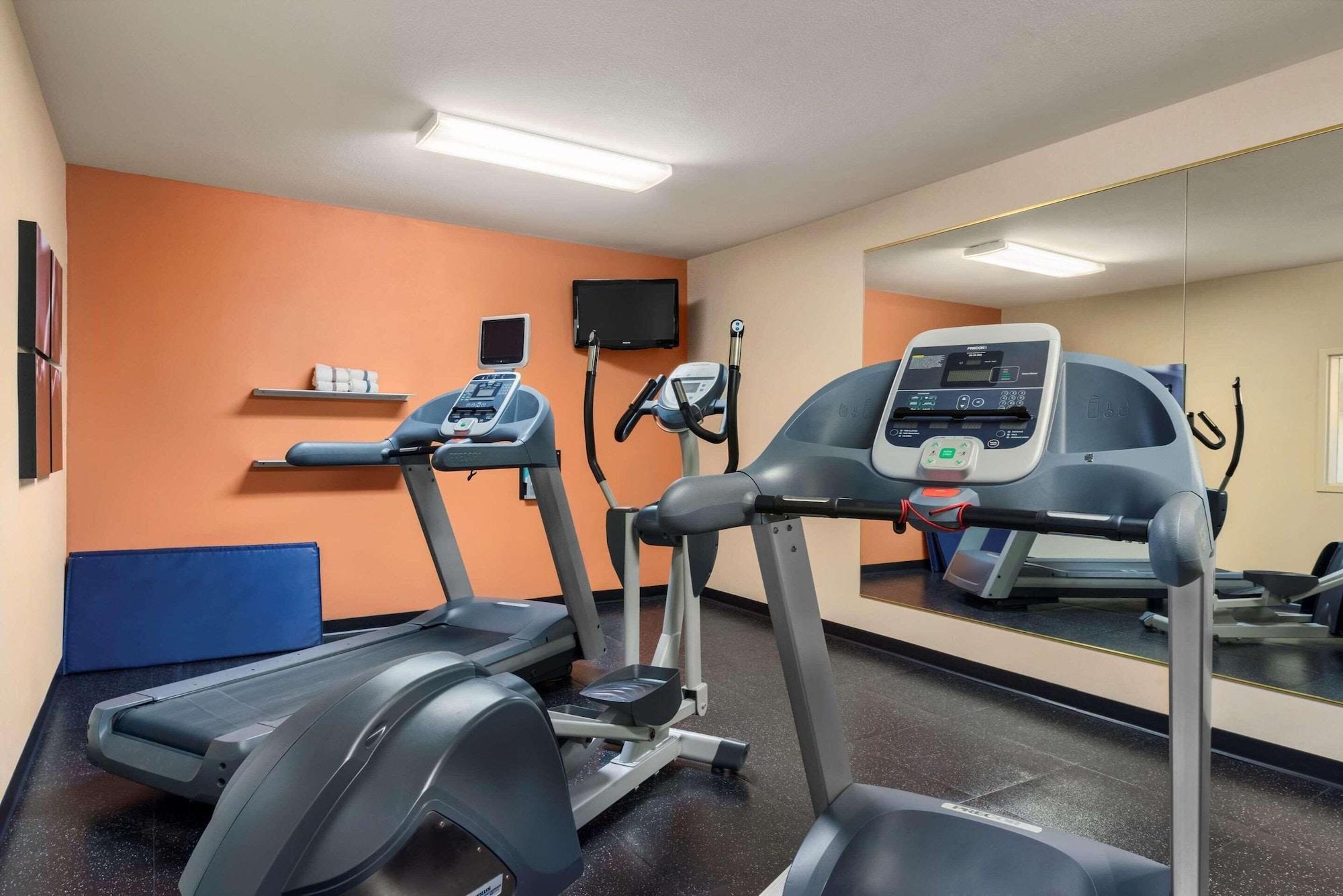Gimnasio Country Inn & Suites by Radisson, Peoria North, IL