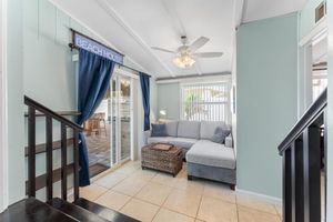 Alquiler Vacacional - TIKI BLUE: Big House w/Heated Pool, Hot Tub & Tiki Bar. 5 Min. to Beach & Fun.