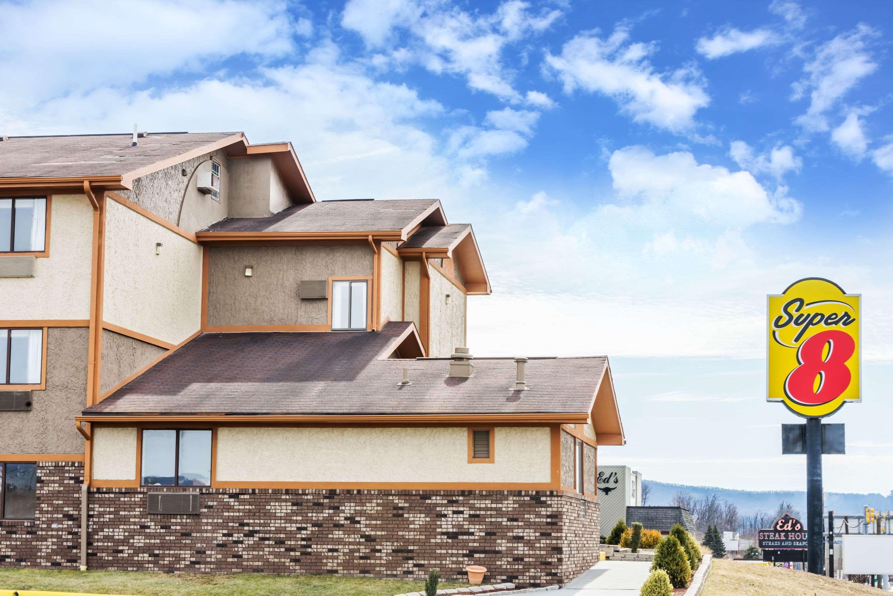 Vista Exterior Super 8 by Wyndham Bedford
