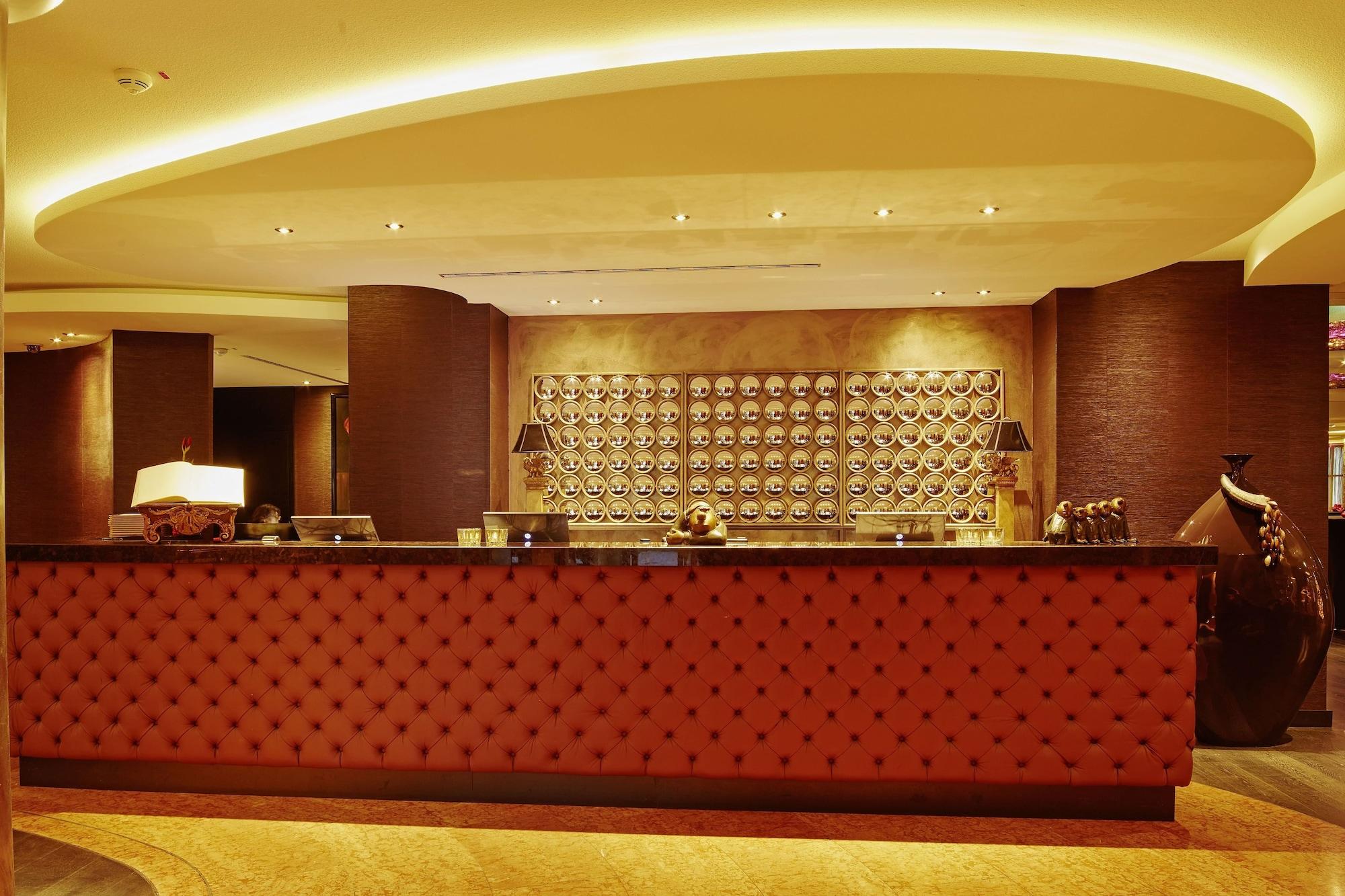 Vista Lobby Savoy Hotel