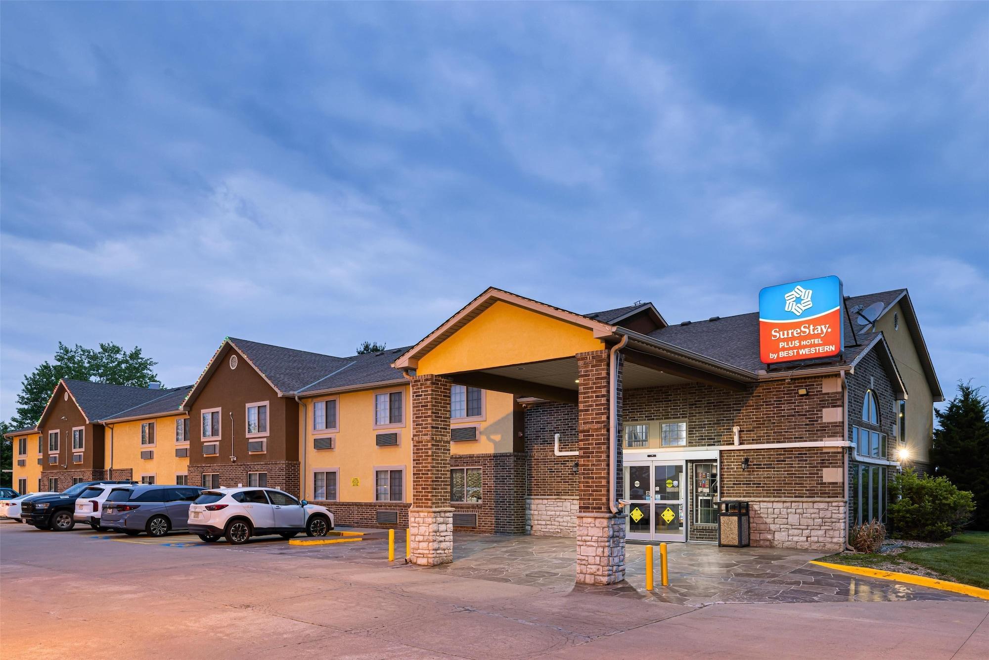 Vista Exterior SureStay Plus Hotel by Best Western Kearney Liberty North
