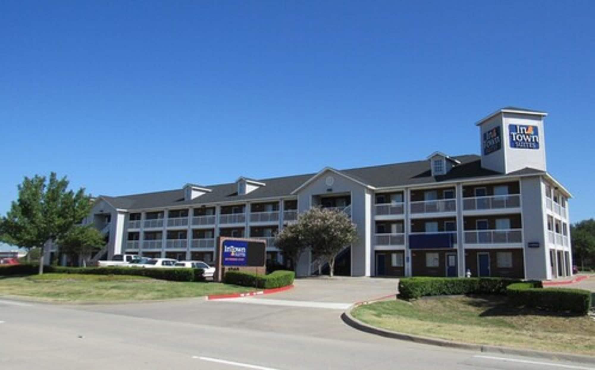Vista da fachada InTown Suites Extended Stay Carrollton TX – West Trinity Mills