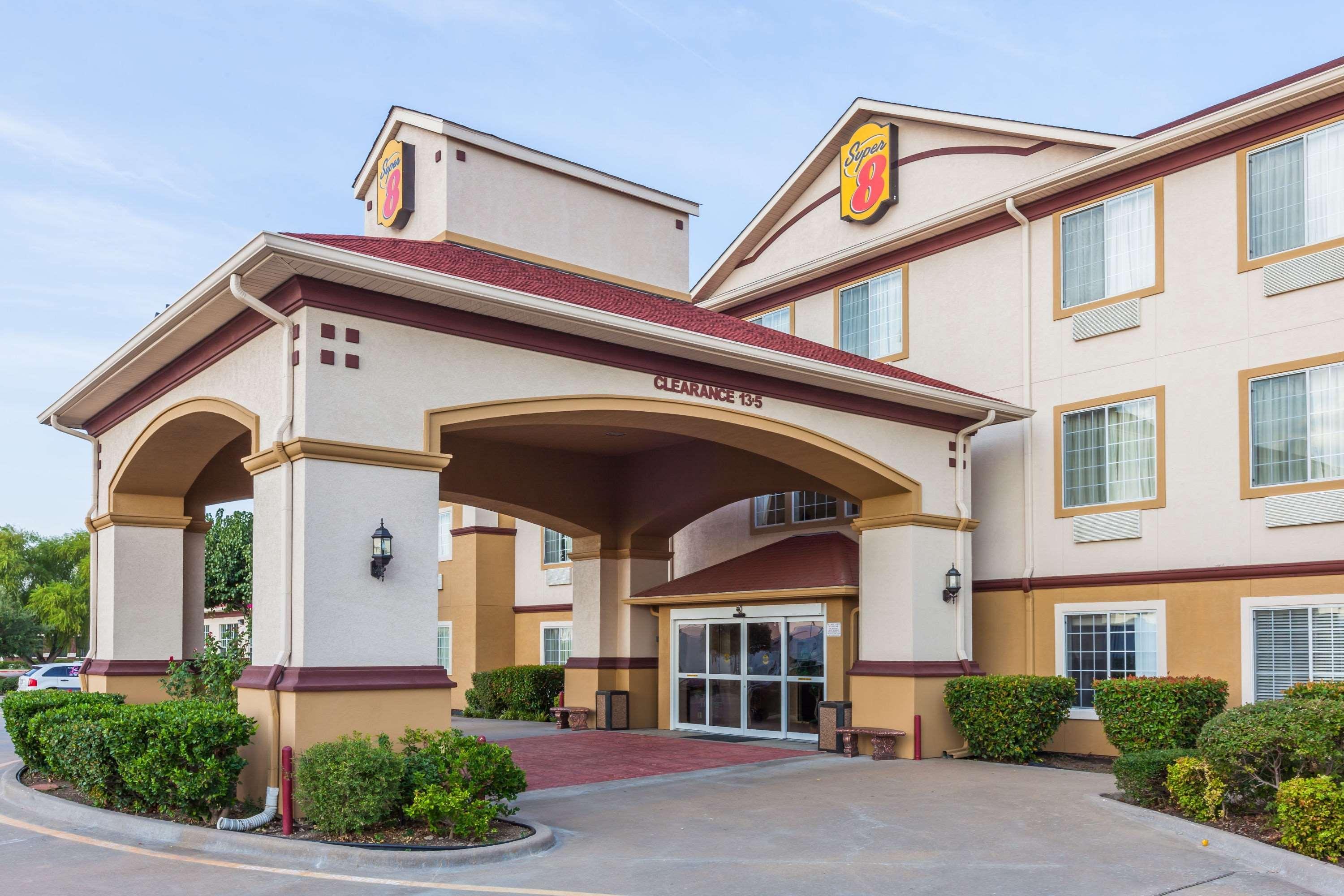 Vista Exterior Super 8 by Wyndham Hillsboro TX