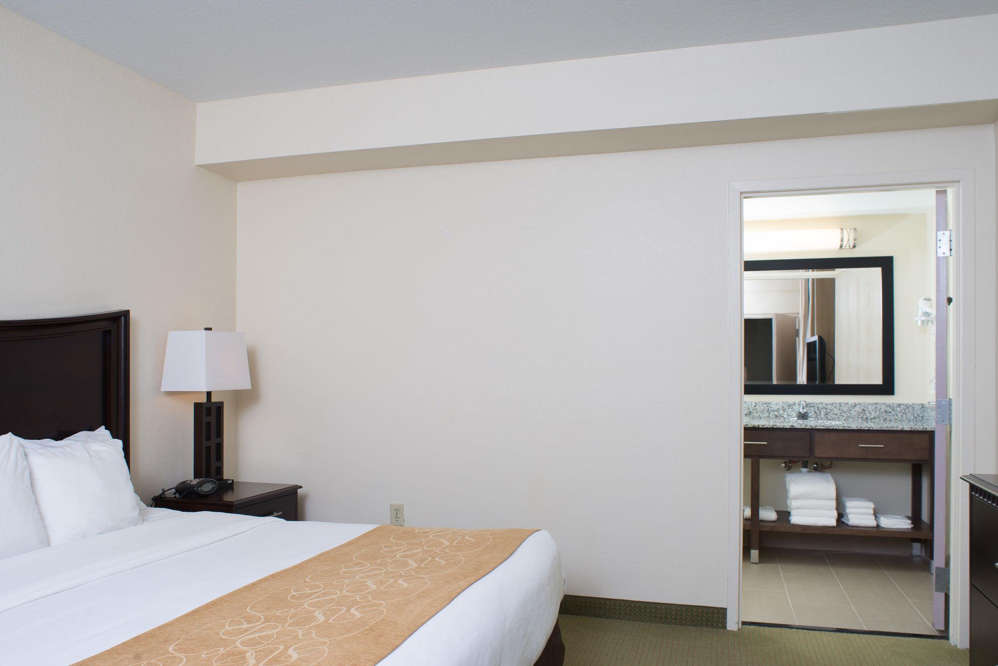 Comfort Suites Maingate East