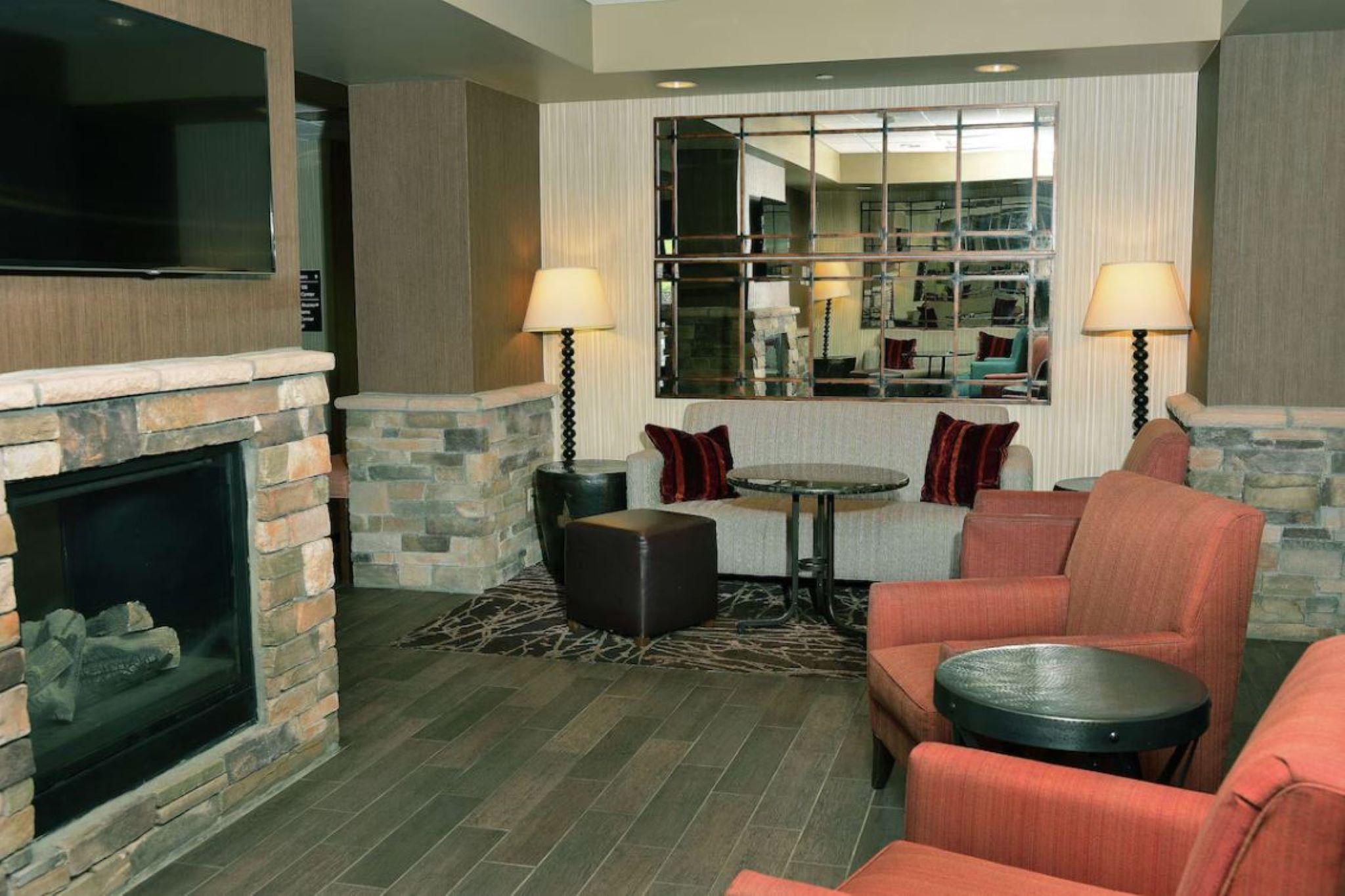 Vista Lobby Hampton Inn Springfield-South
