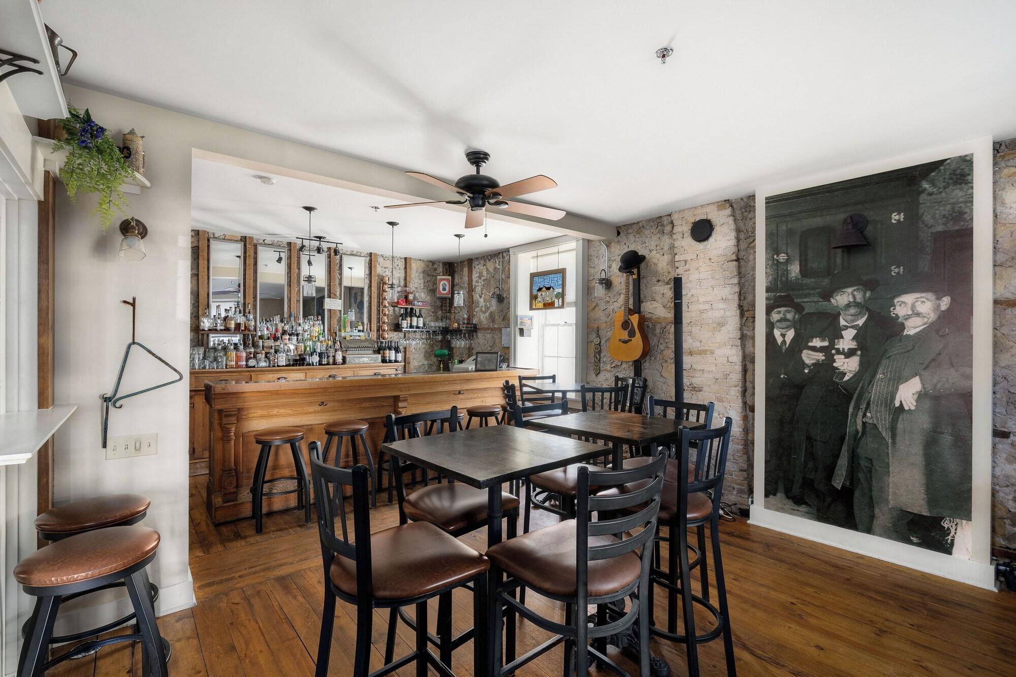 Bar/Salón The Stagecoach Inn Bed & Breakfast and Five20 Social Stop