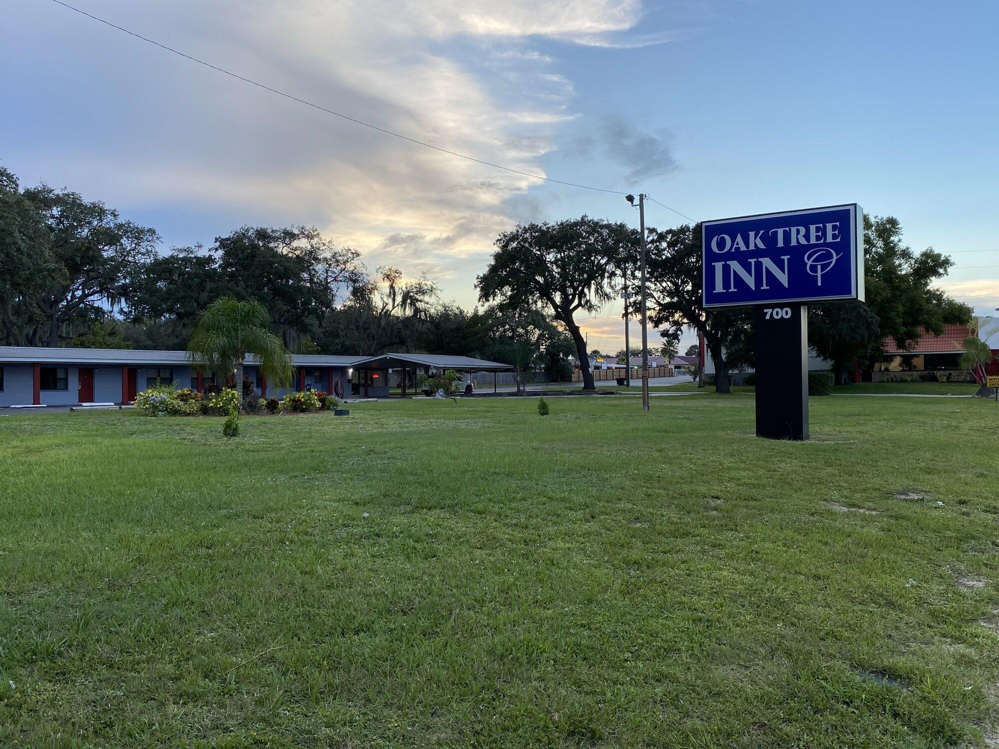 Varios Oak Tree Inn