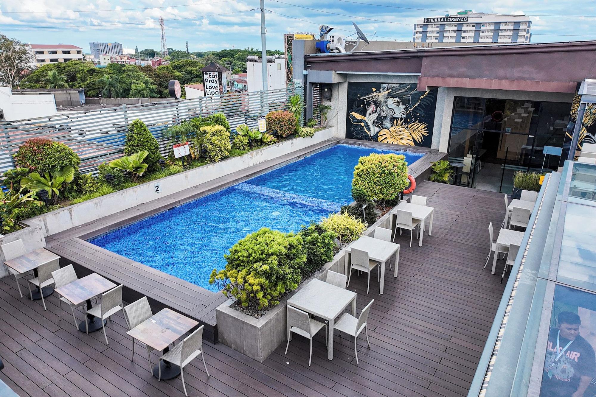 Vista Piscina JET Hotel Lipa City
