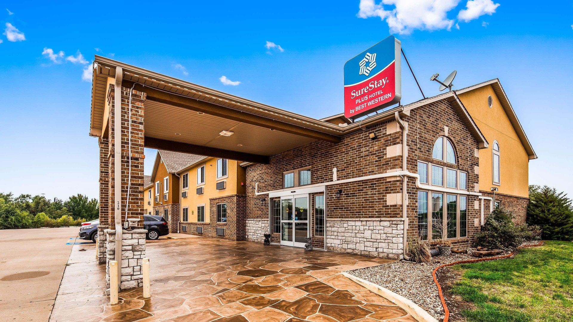 Vista Exterior SureStay Plus Hotel by Best Western Kearney