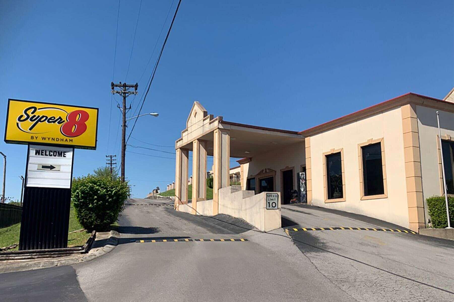 Varios Super 8 by Wyndham Nashville Near Downtown / I-40