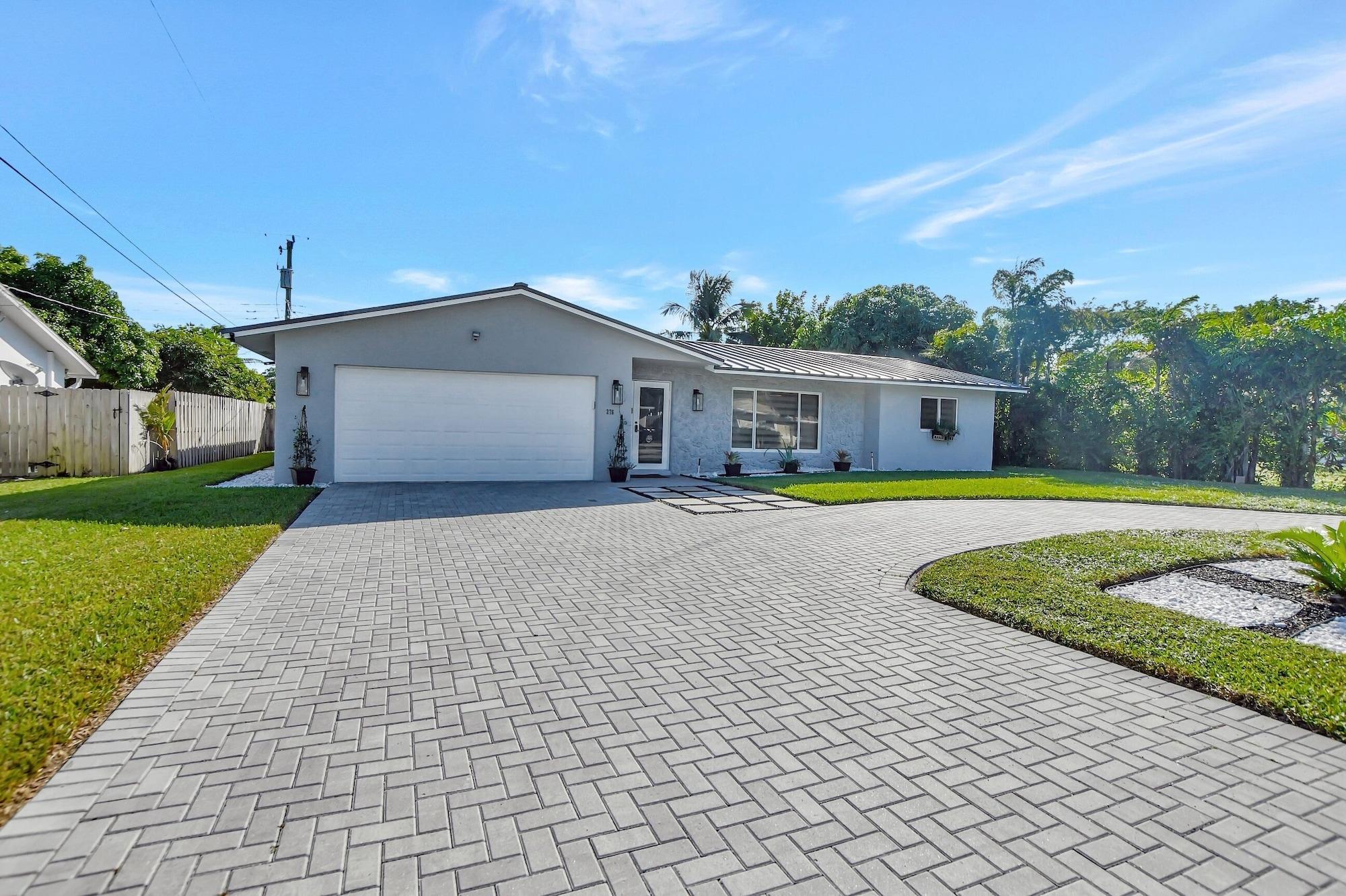 Vista Exterior Boca Beauty - Stylish Home With Pool 3 Bedroom Home by RedAwning