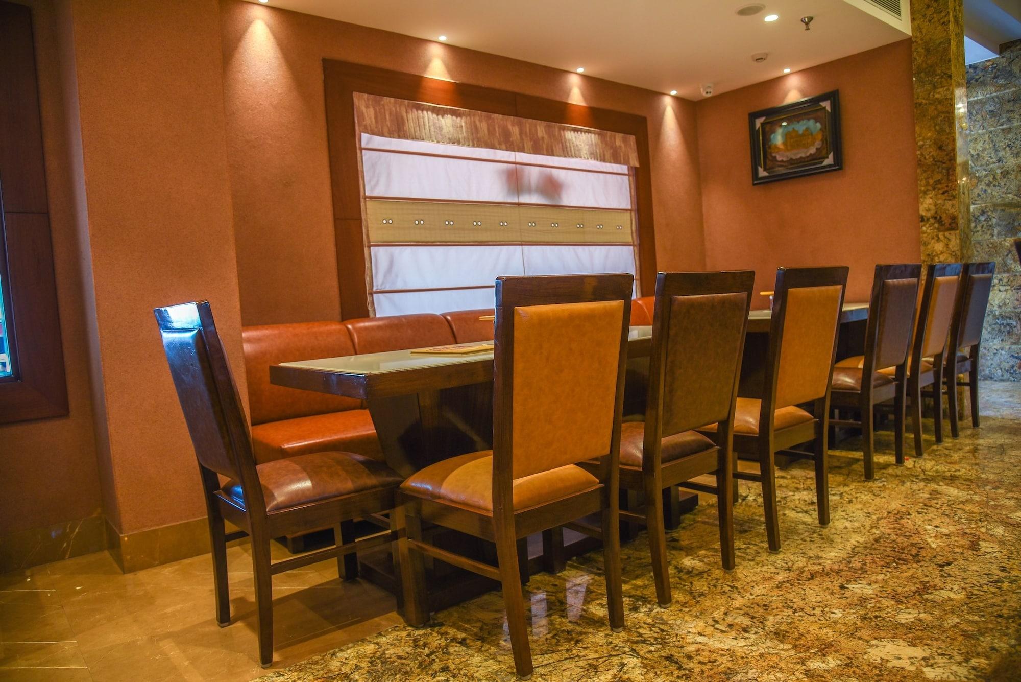 Restaurant Bharawan Clarks Inn Express