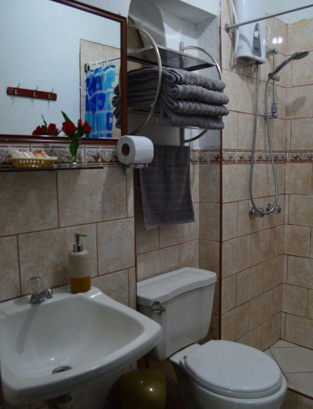 Baño Hostal María Angola