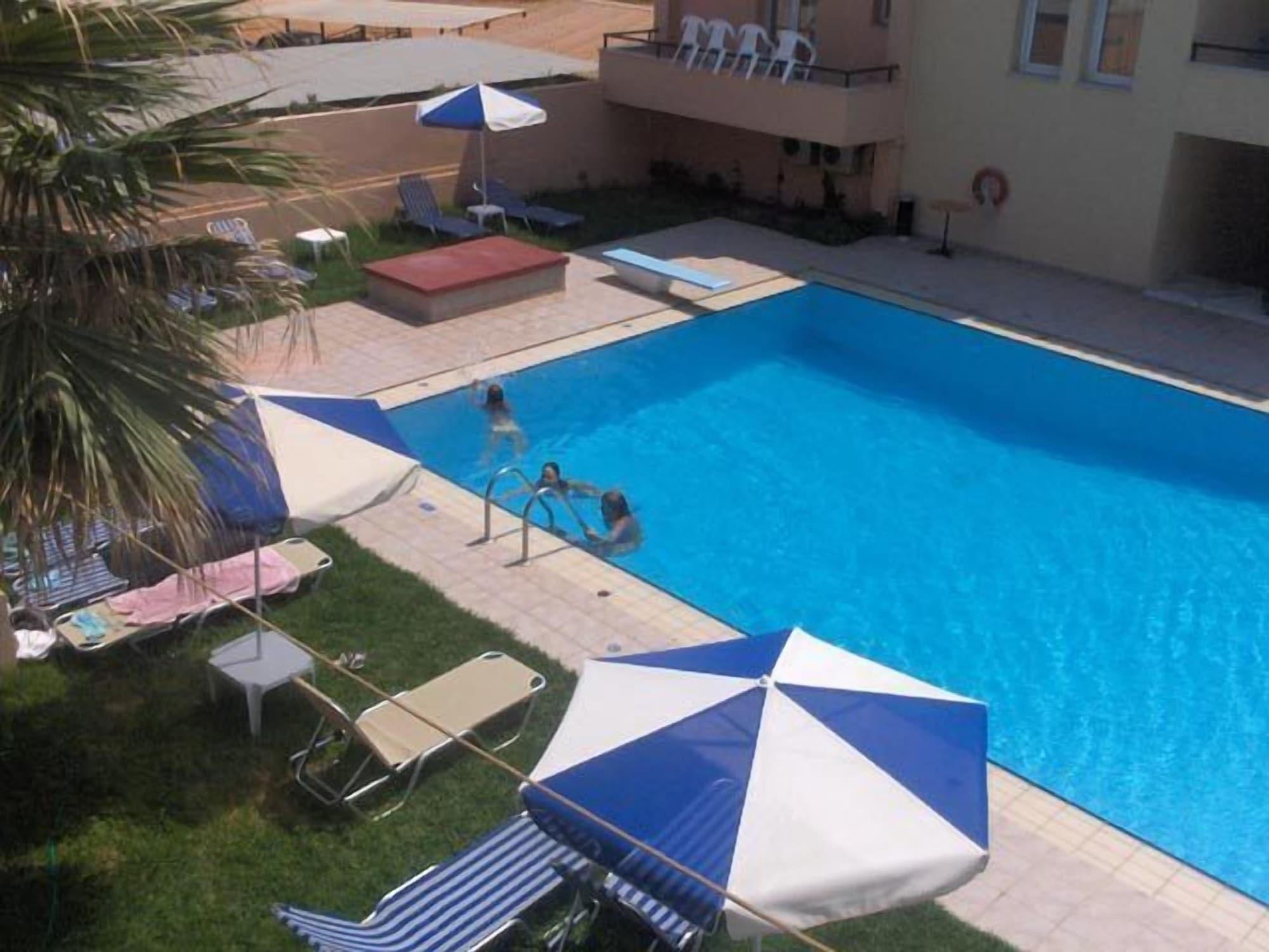 Vista Piscina Mythos Beach Hotel