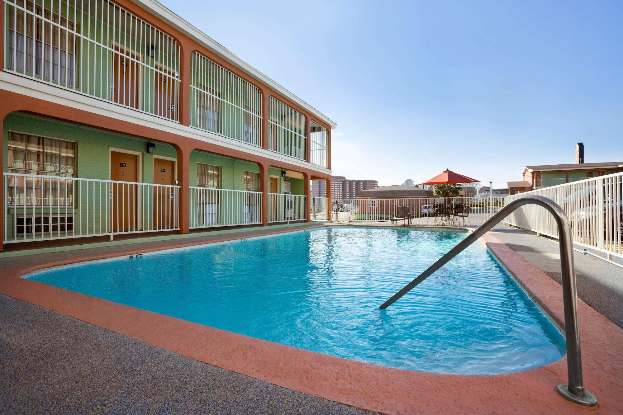 Vista Piscina Super 8 by Wyndham Austin Downtown/Capitol Area
