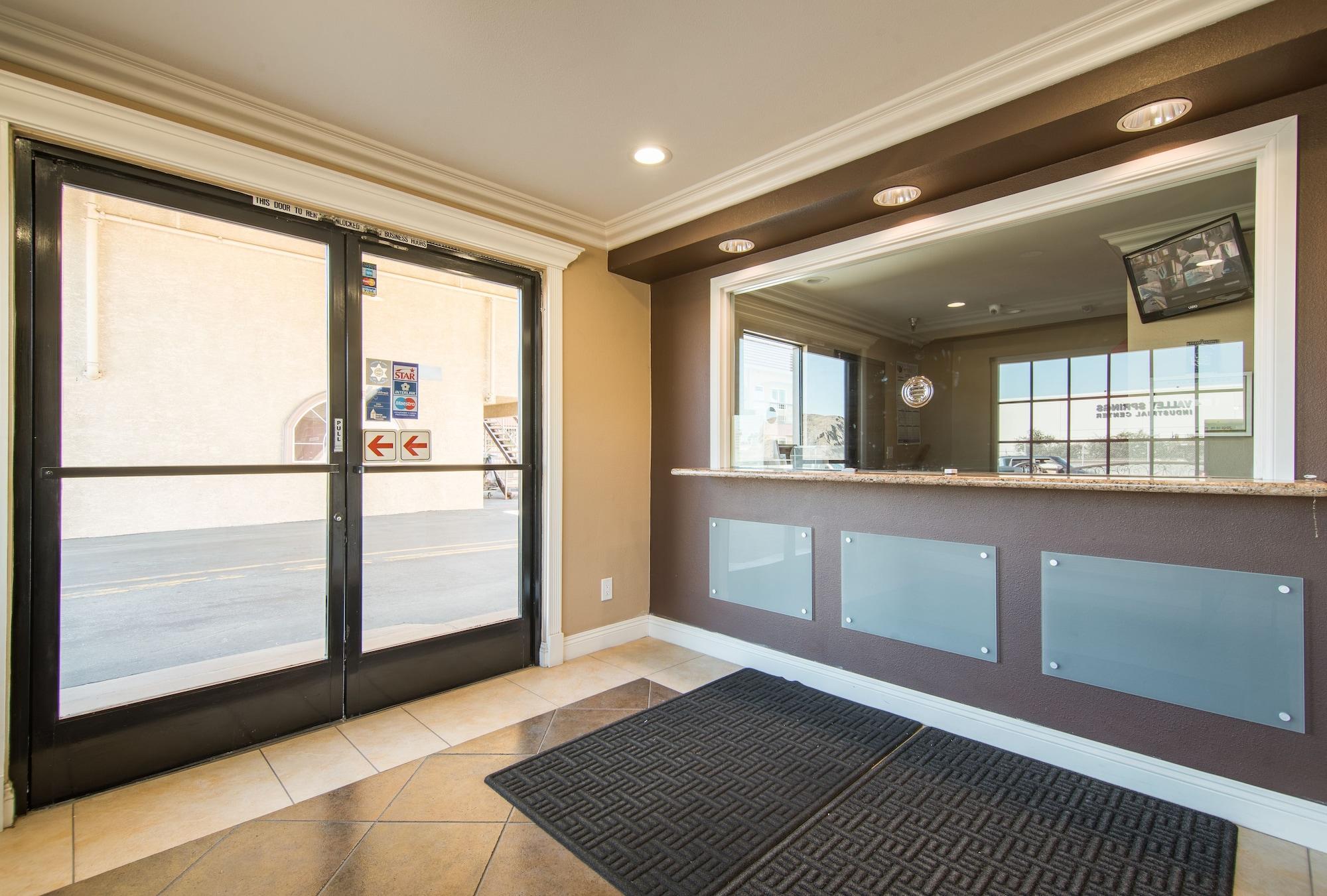 Vista Lobby Industry Inn & Suites