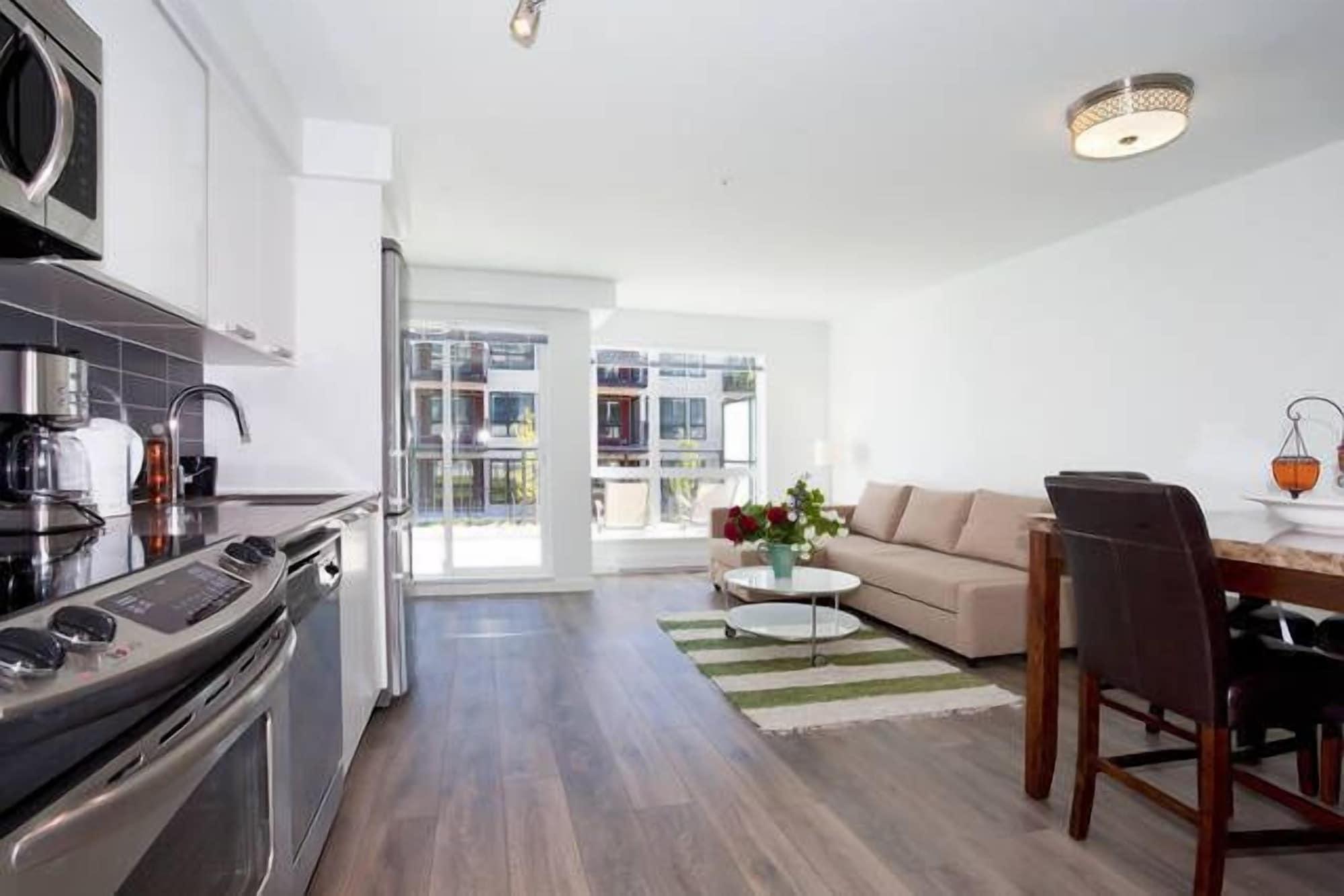 Varios 1 Bedroom China Town Condo