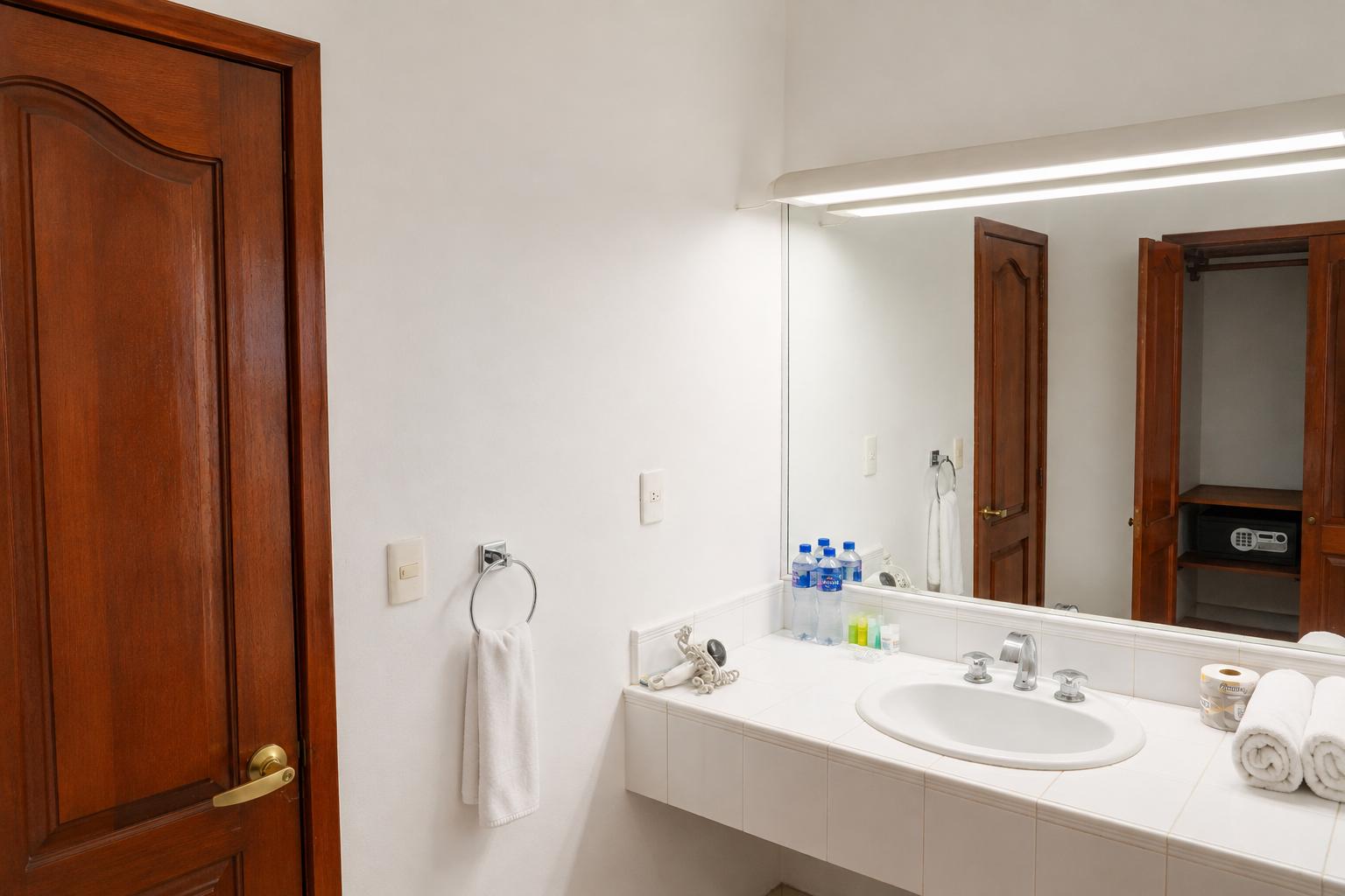Baño Caracol Plaza and Resort