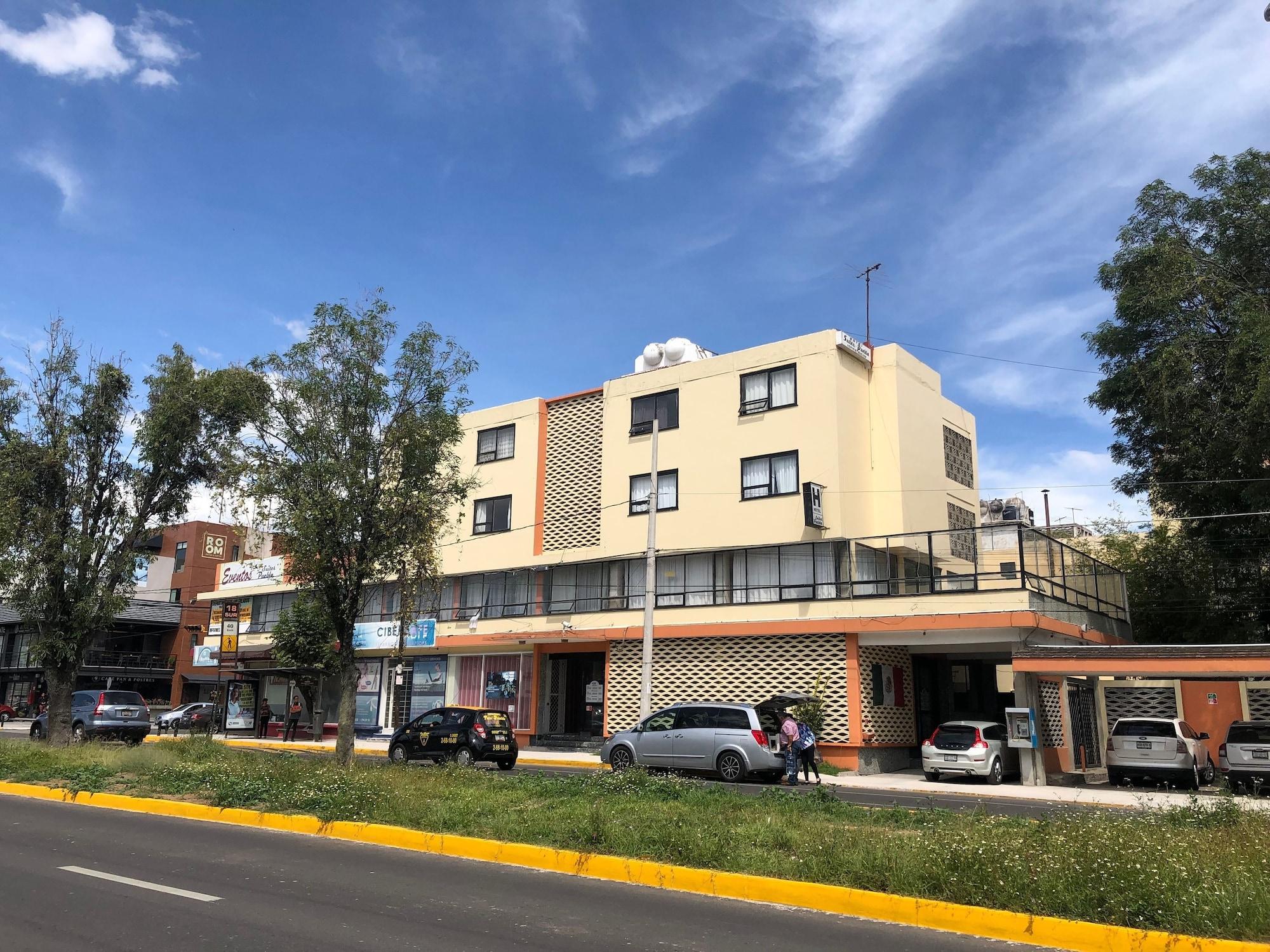 Vista Exterior Hotel Suites Puebla