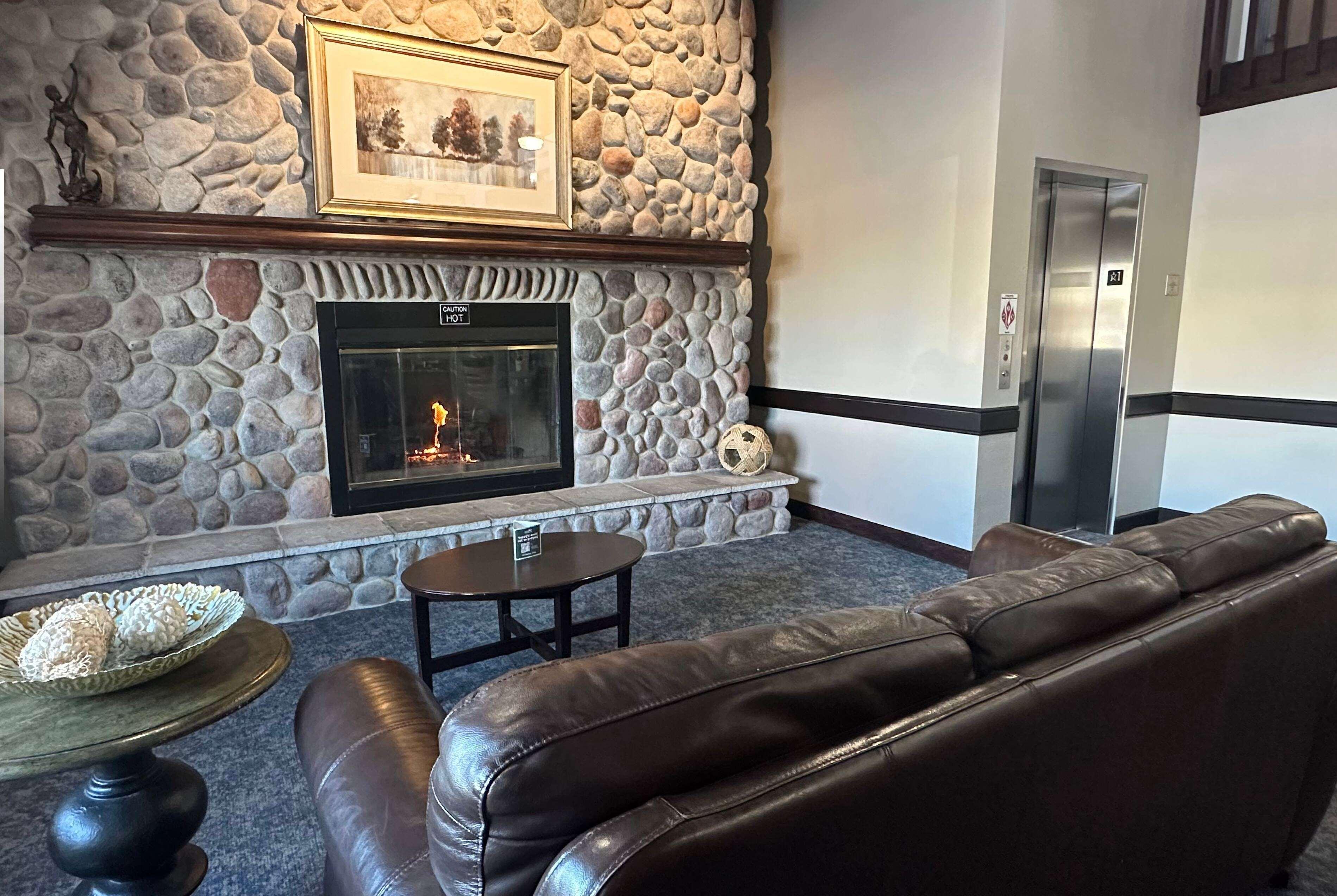 Vista Lobby AmericInn by Wyndham Menominee