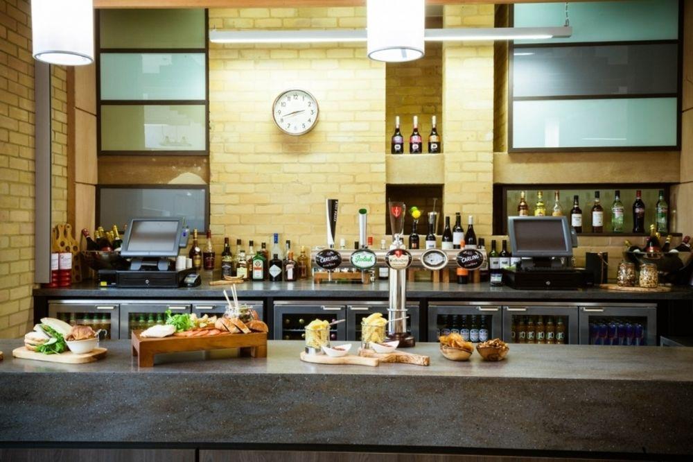 Bar/Salón College Court
