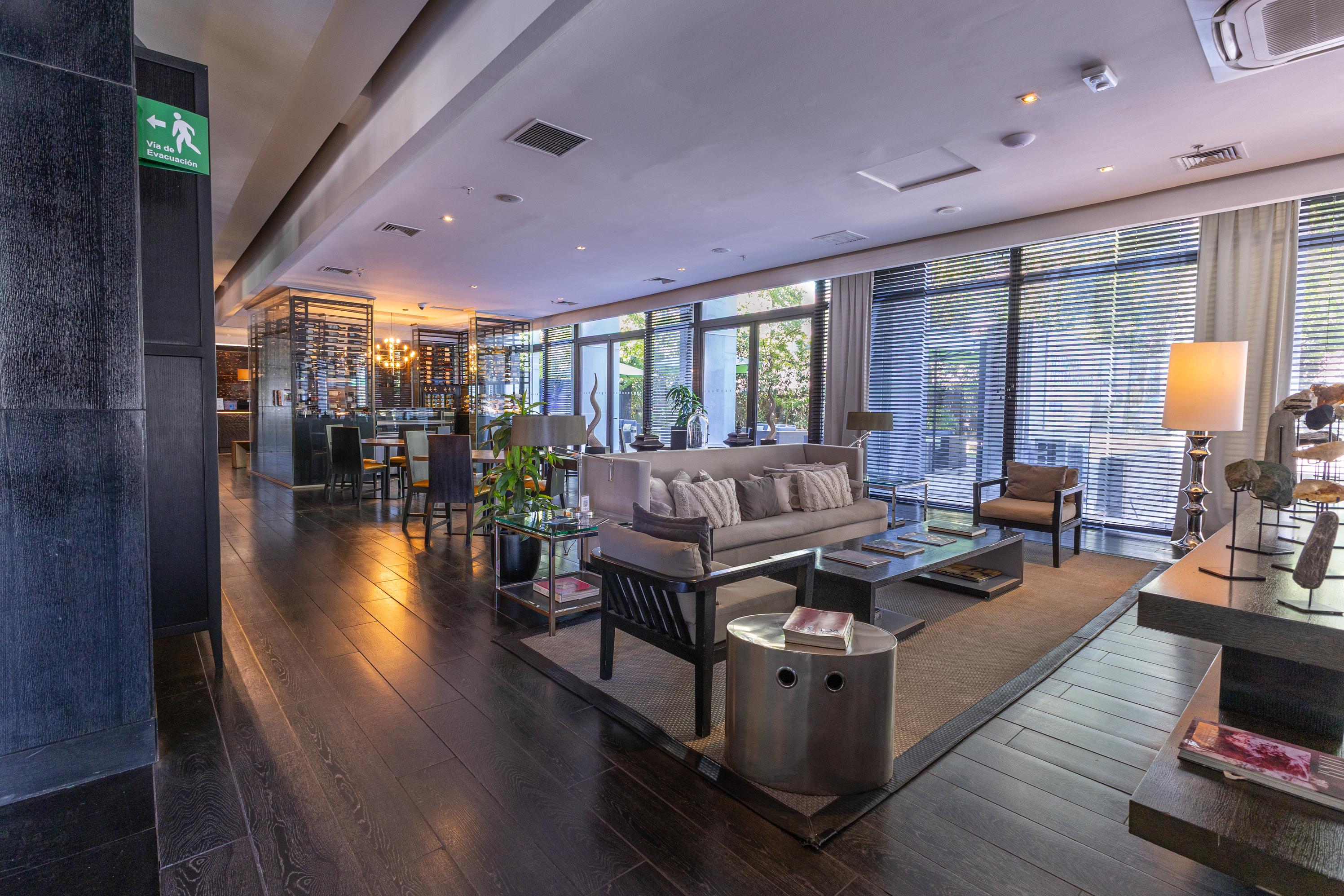 Vista do lobby Wyndham Santiago Pettra