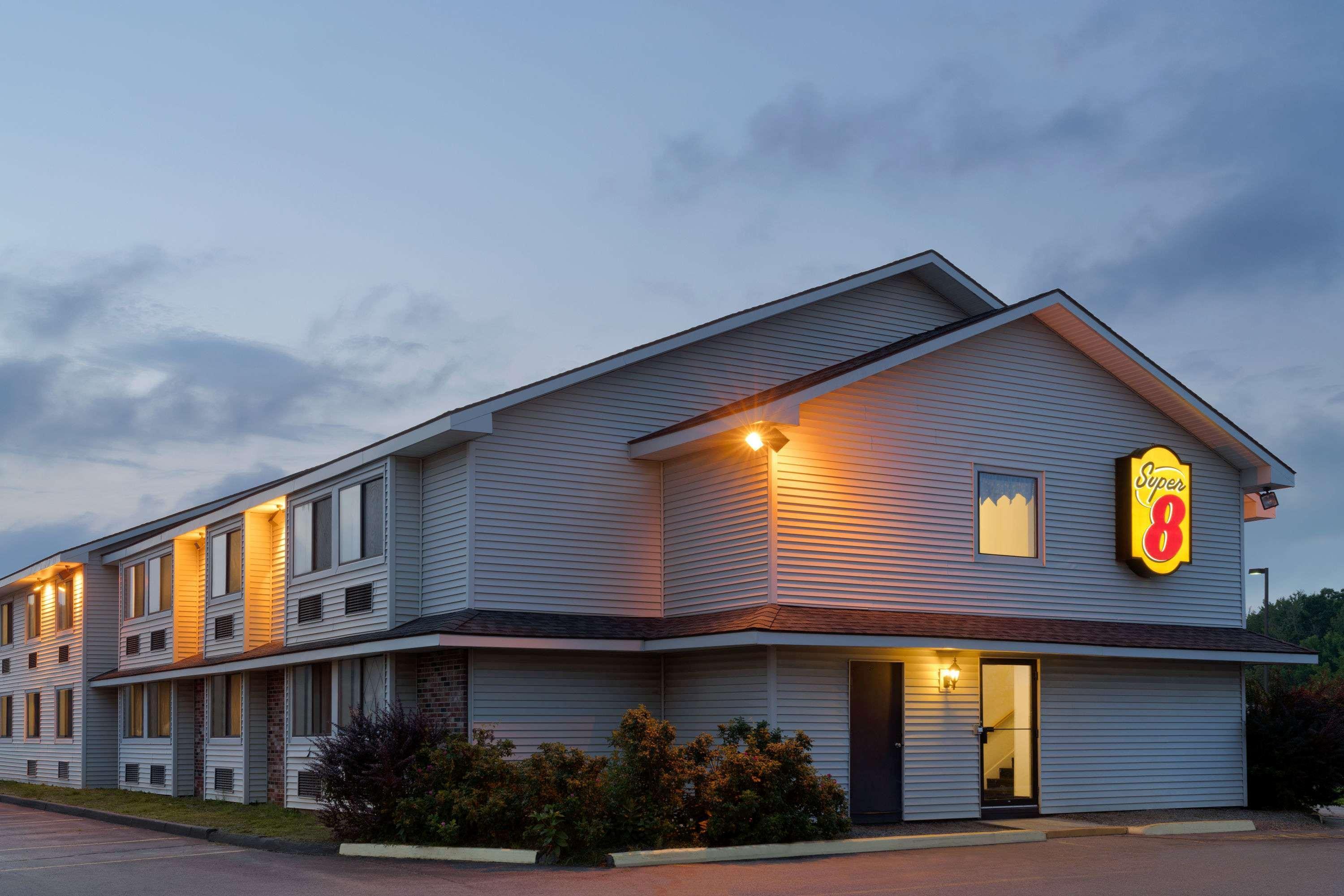 Vista Exterior Super 8 by Wyndham Portland ME