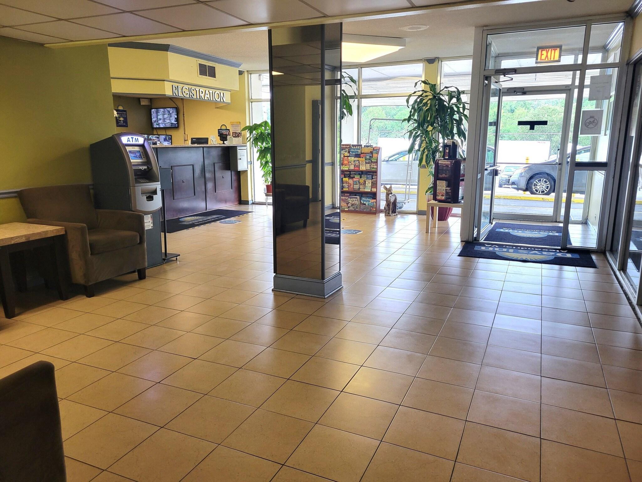 Vista Lobby Days Inn by Wyndham Alexandria South