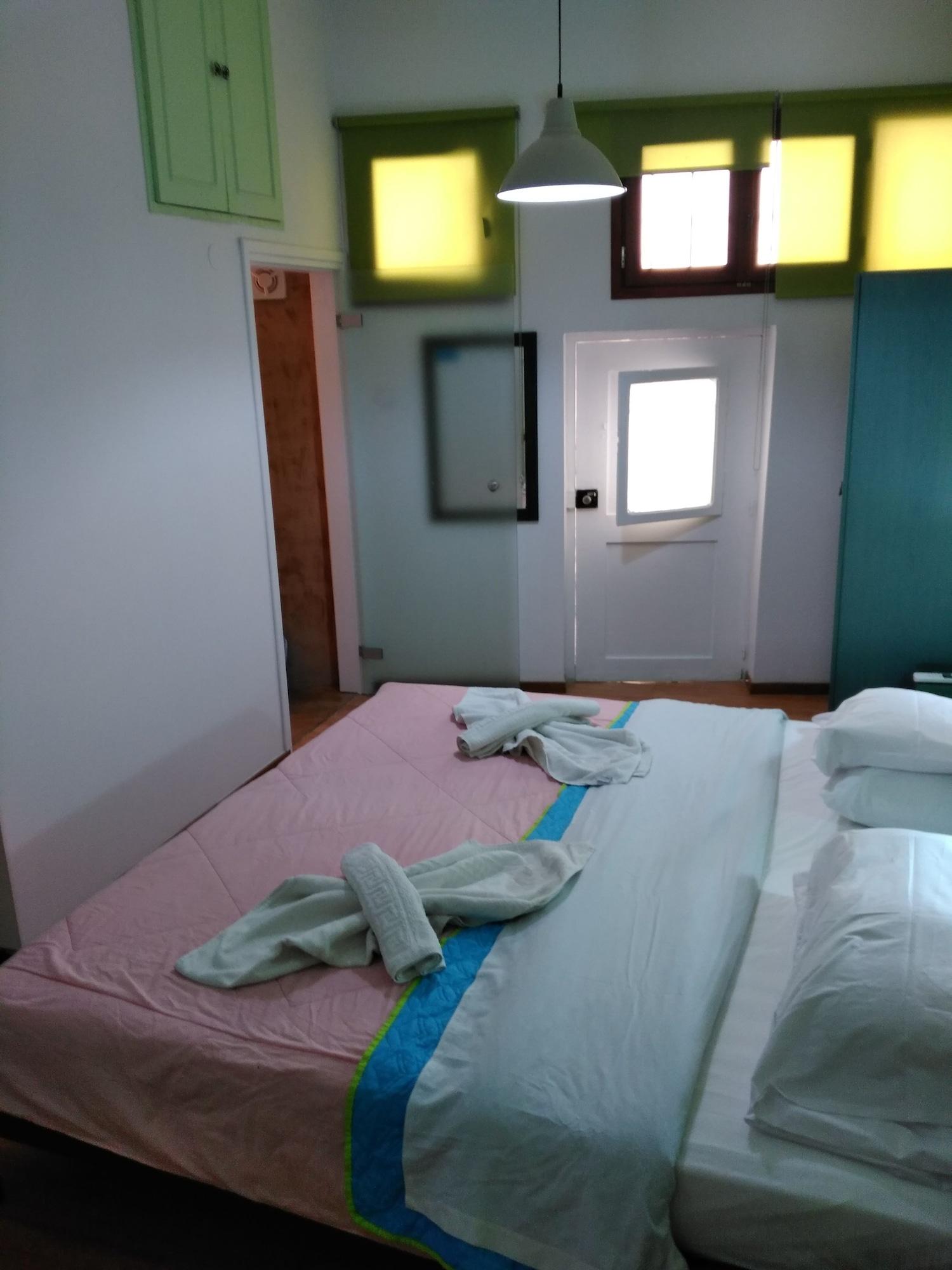Varios Smaragdi Rooms for Rent