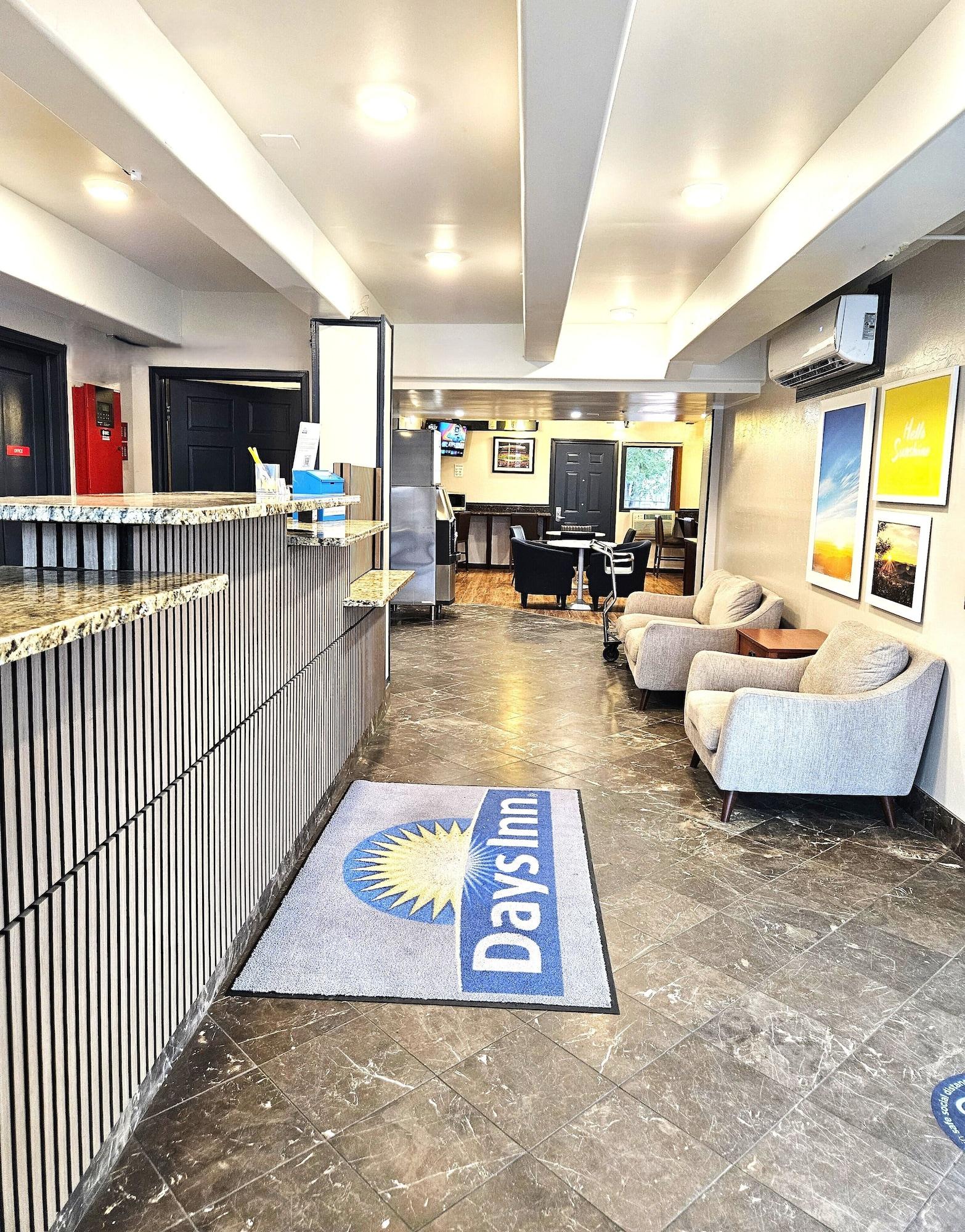 Vista Lobby Days Inn by Wyndham Denver Downtown